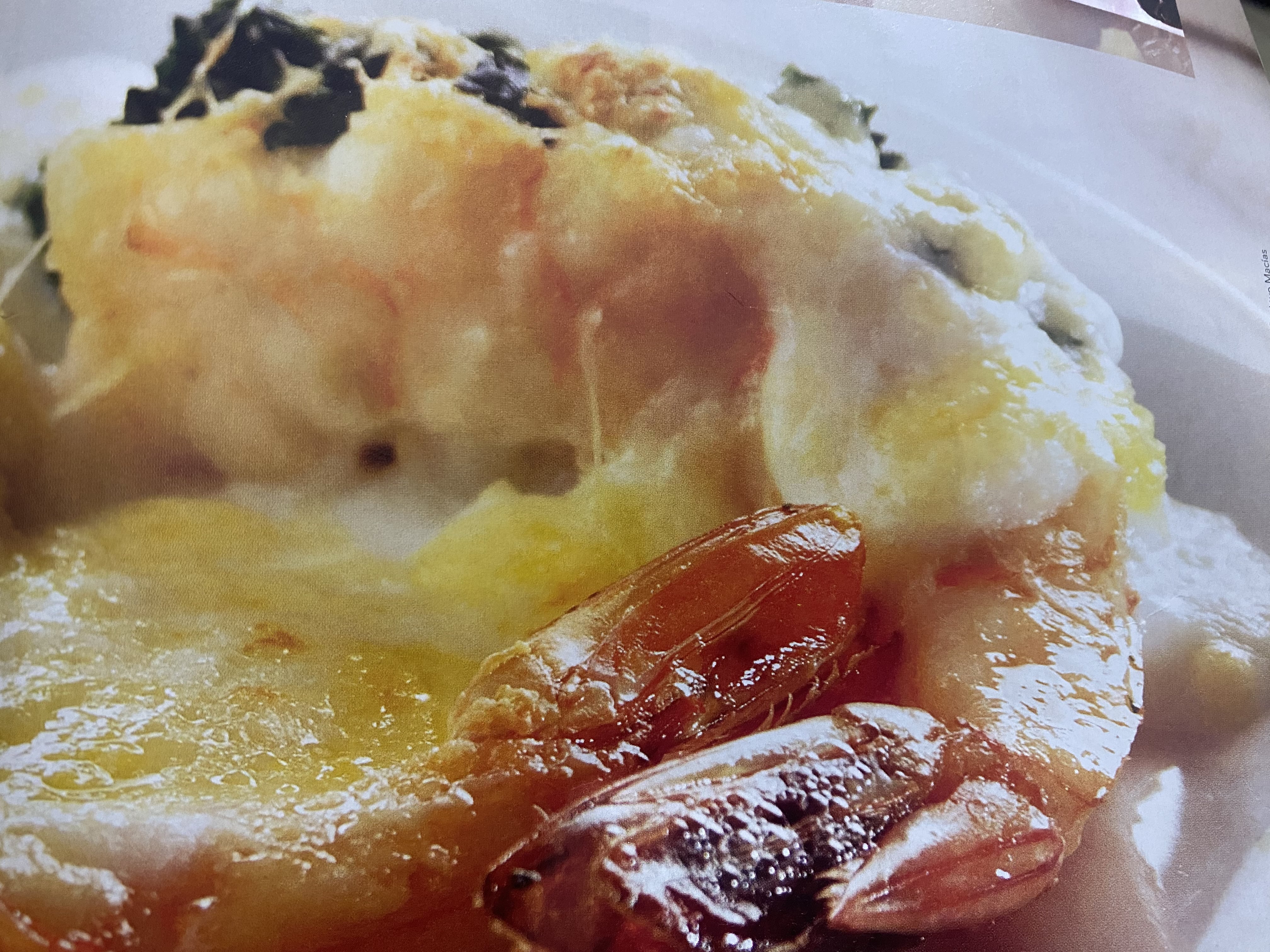 Camarones rellenos de espinaca con salsa de quesos