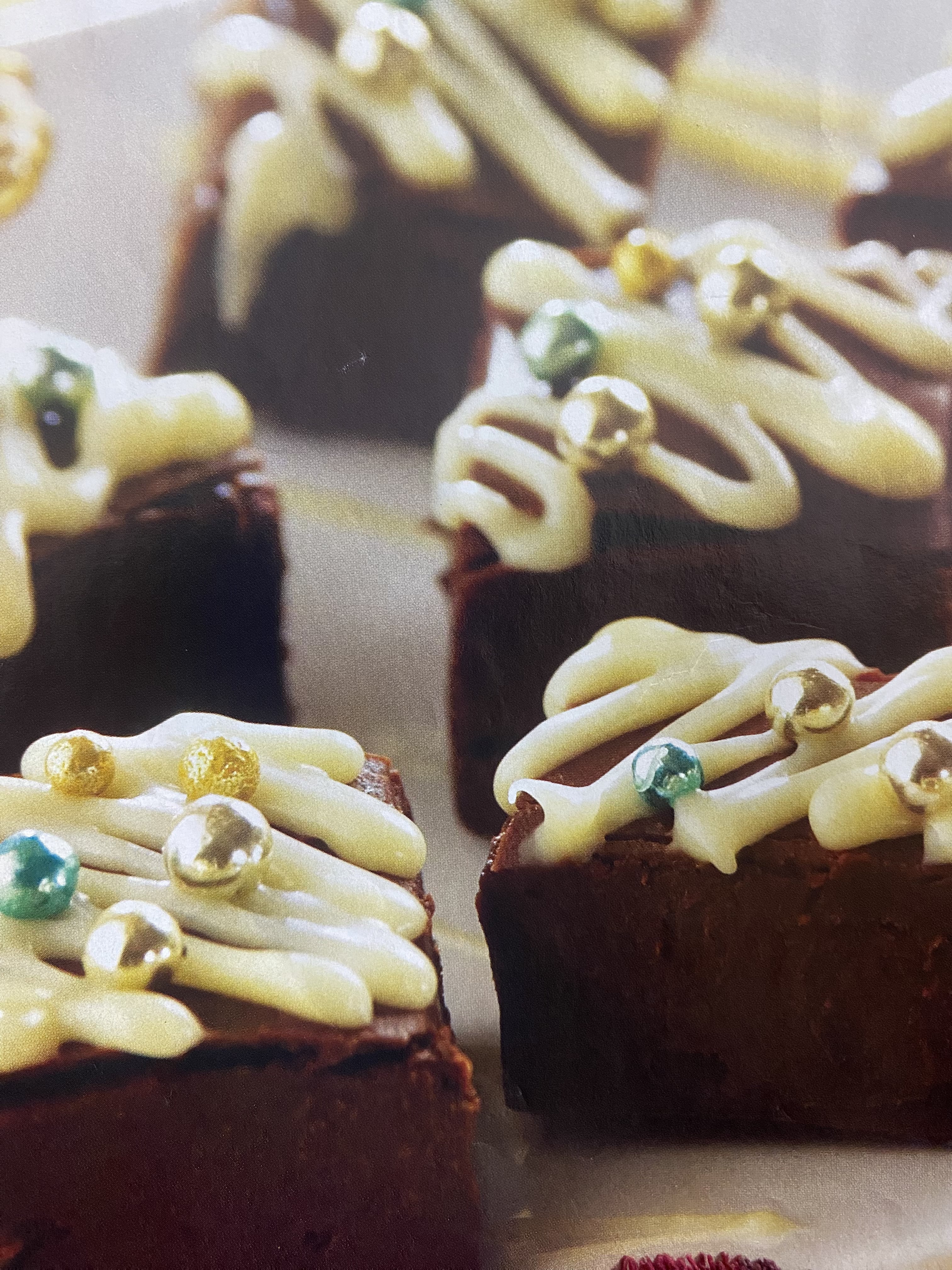 Trufas cuadradas de diferentes chocolates