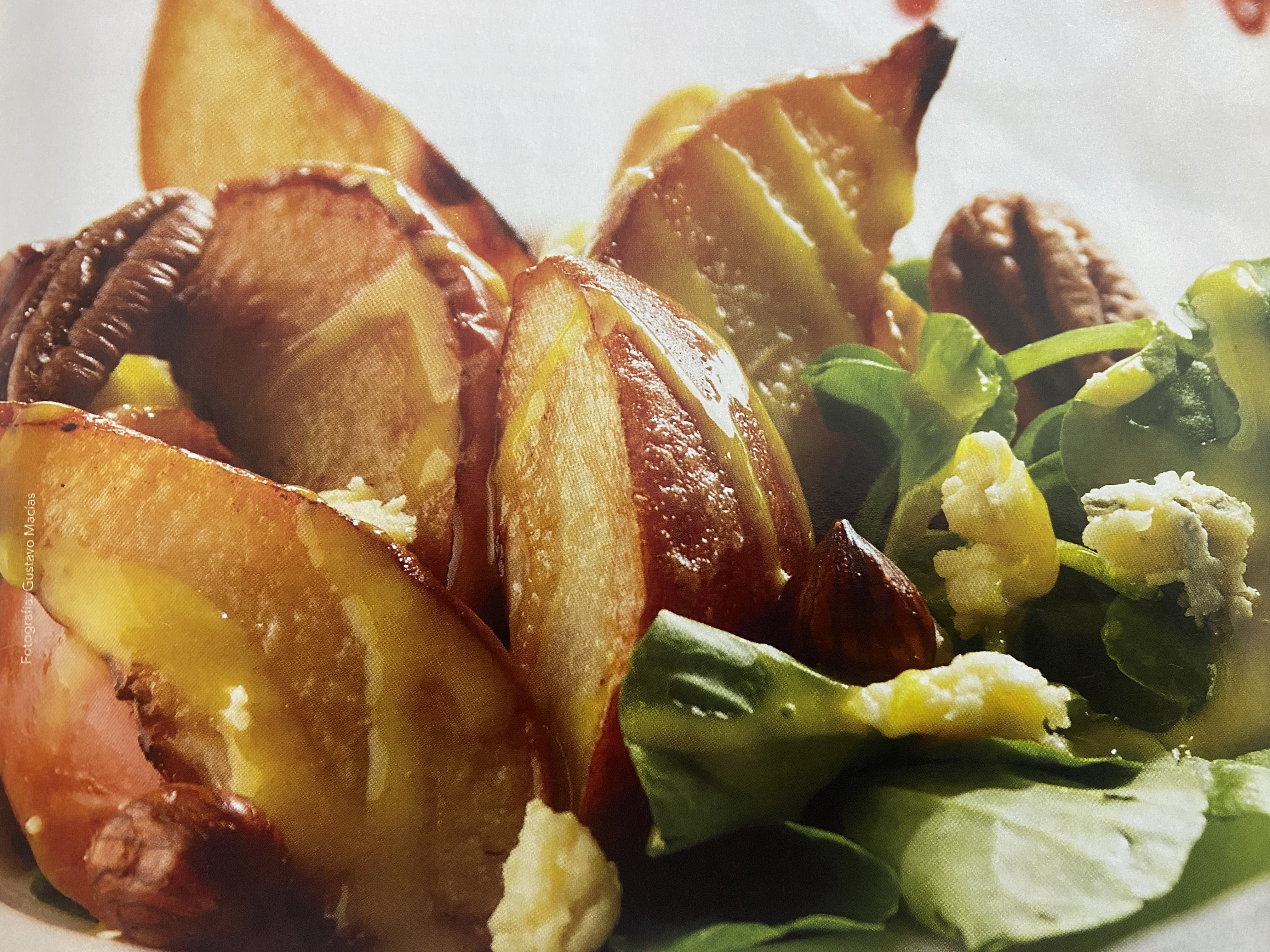 Ensalada de berros con fruta rostizada