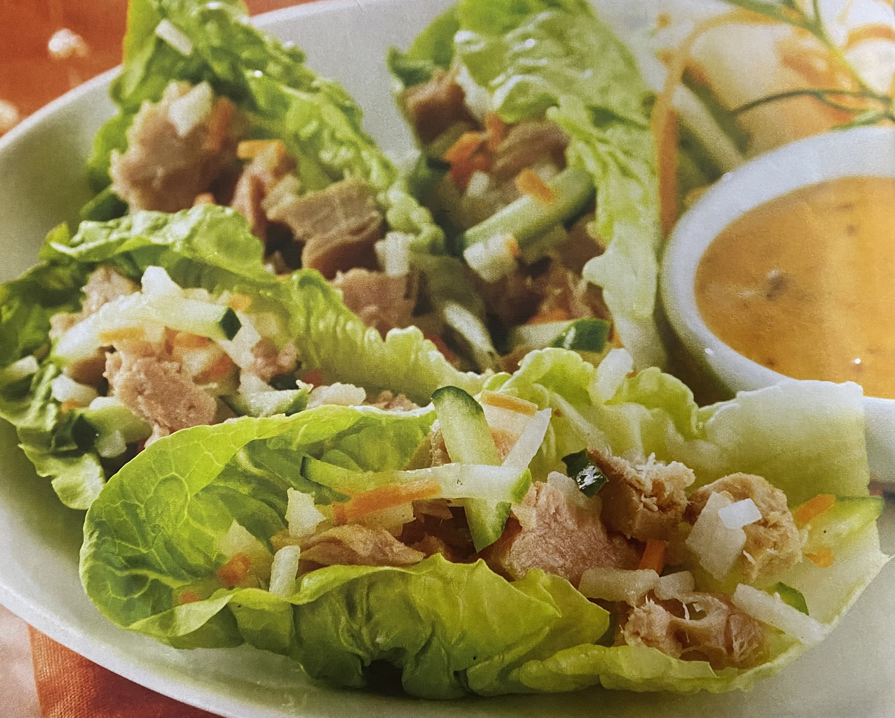 Cazuelitas de lechugas rellenas de trucha