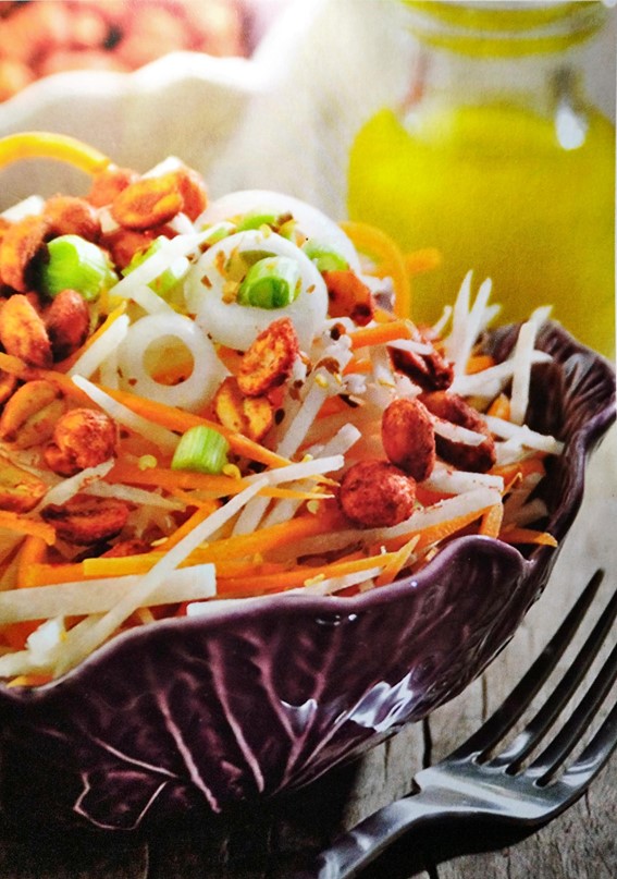 Ensalada fresca con cacahuates picantes