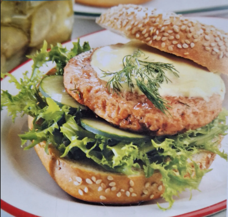 Hamburguesa de salmón en bagel. 	