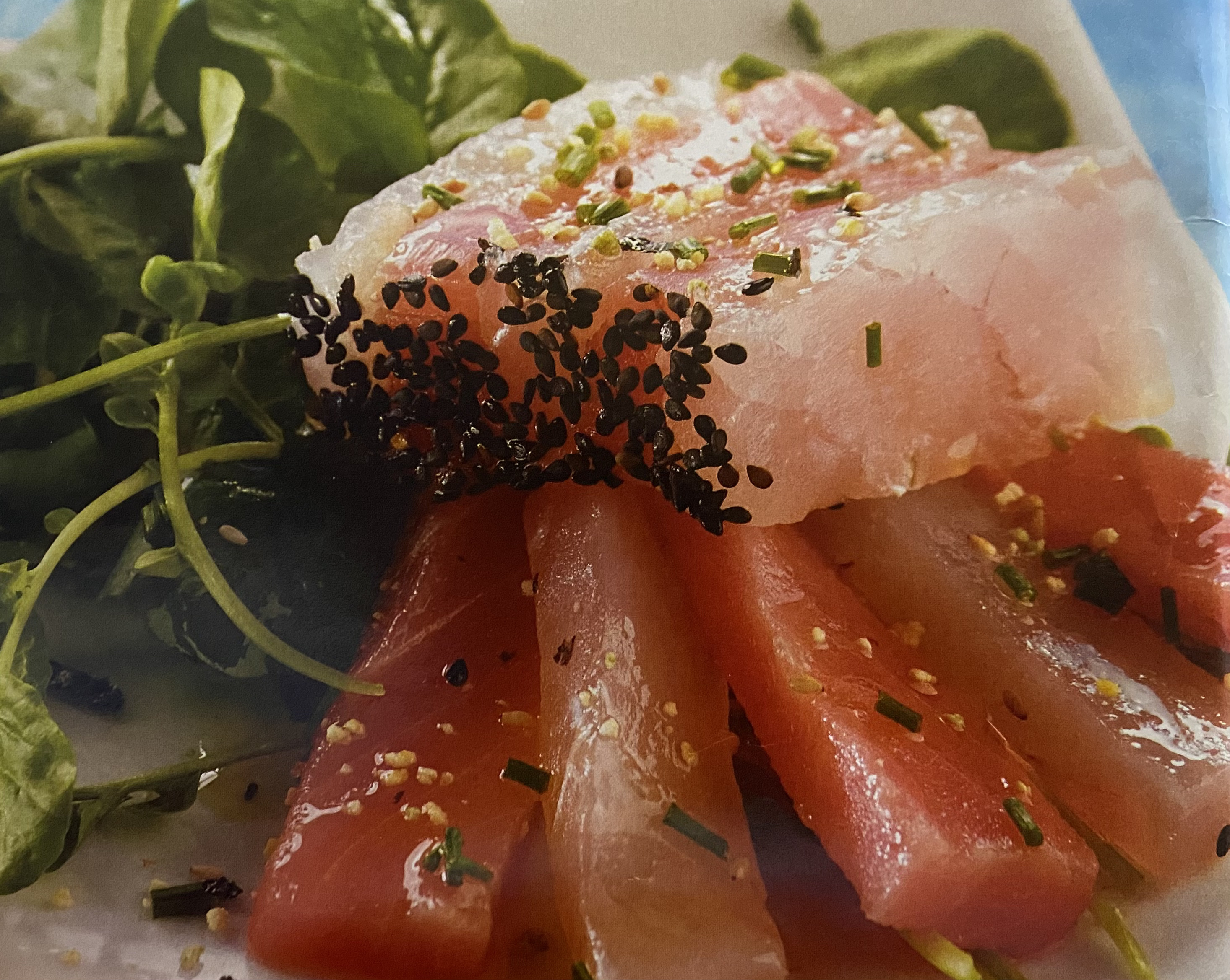 Botana de atún con aderezo de ajonjolí