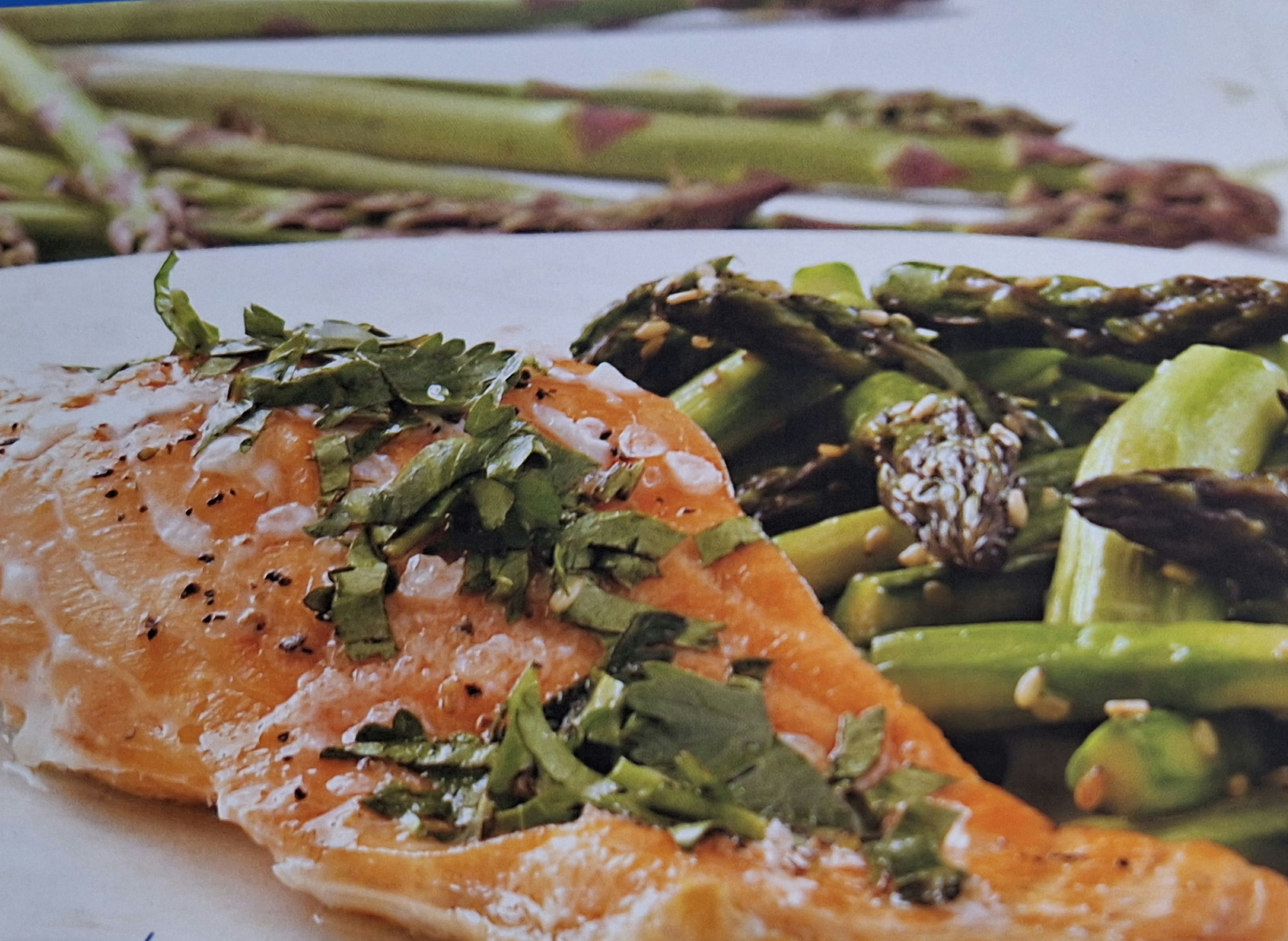 Salmón con esparragos 	