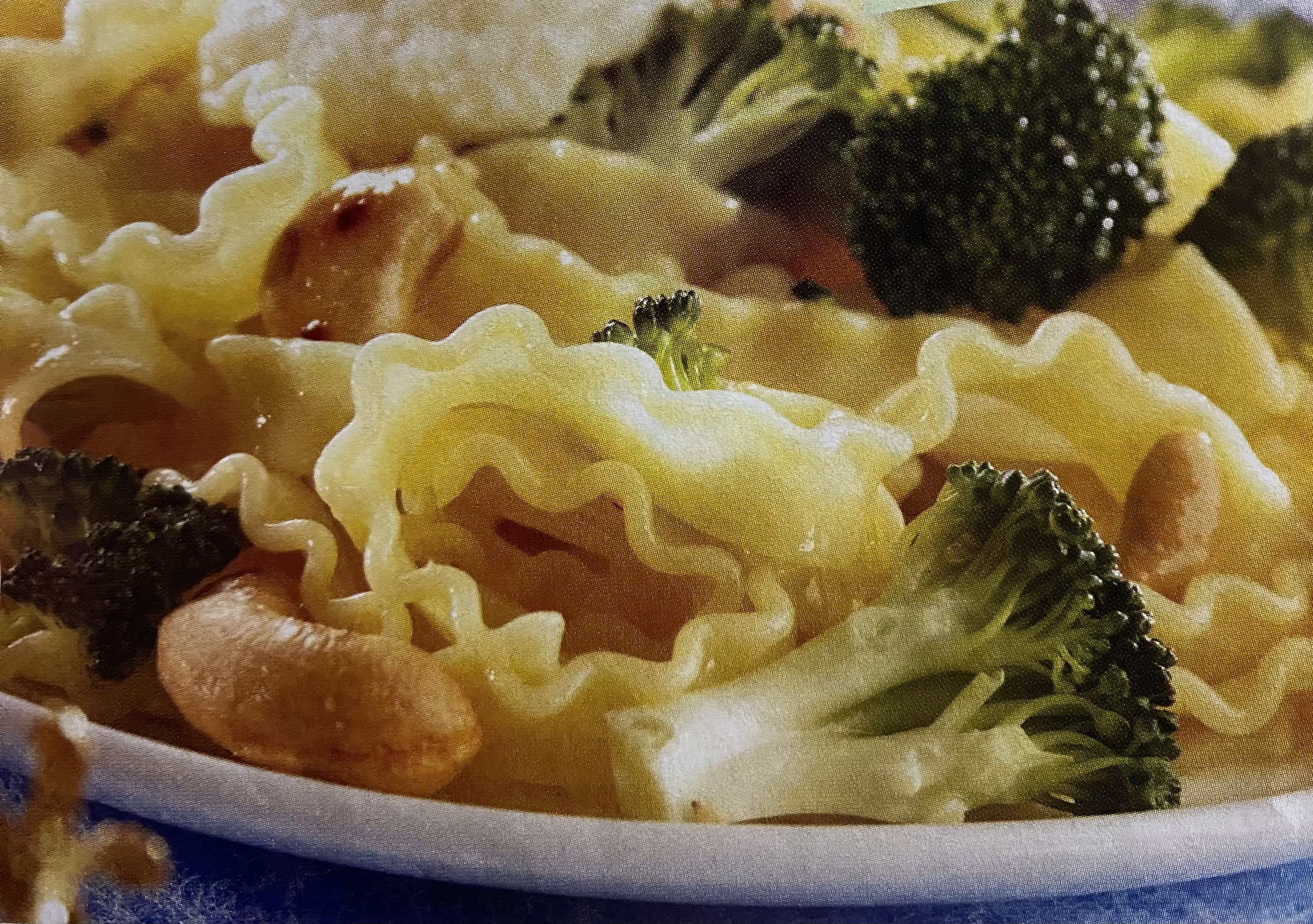 Pasta con brócoli, piñones y mascarpone