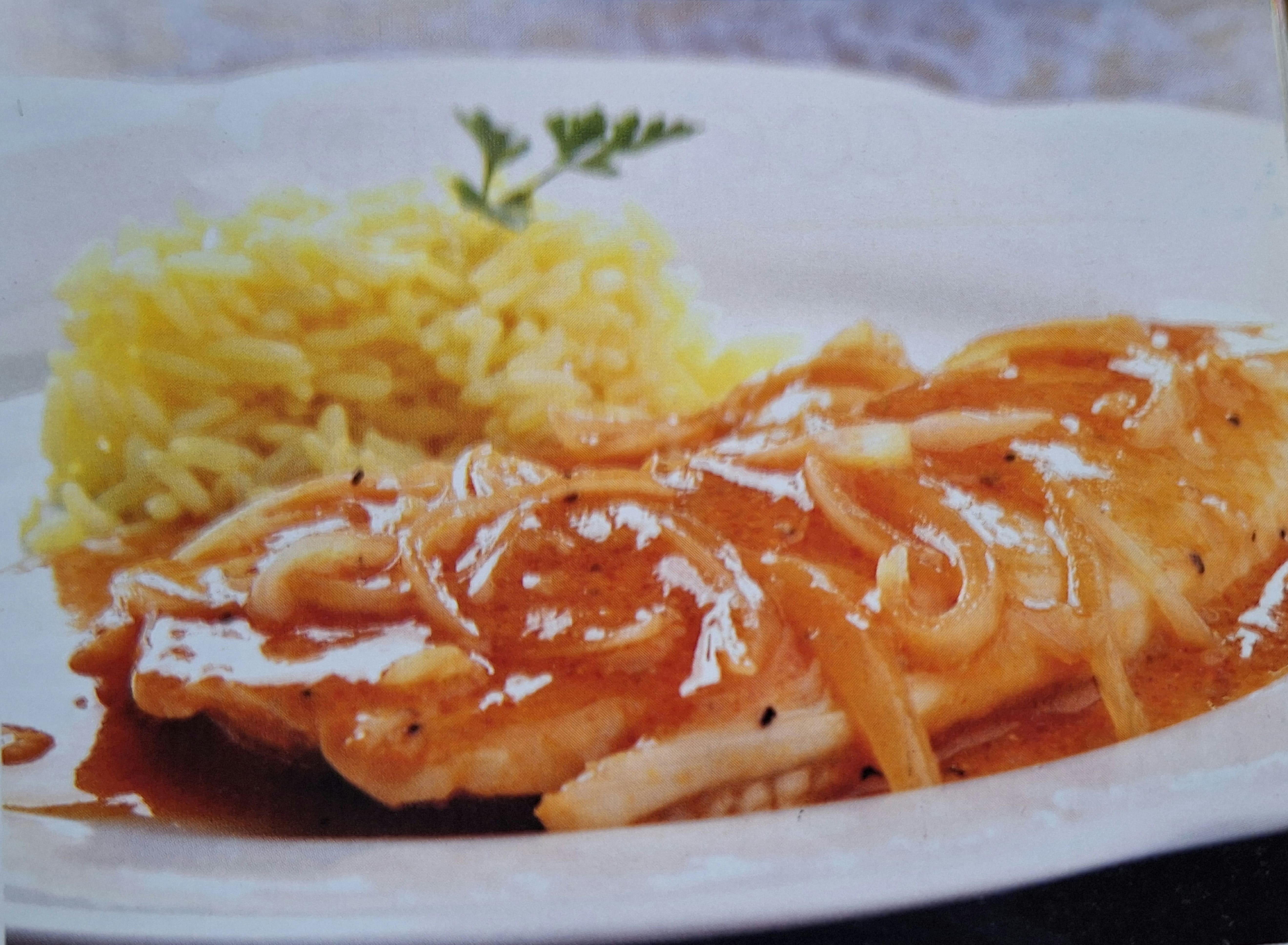 Pescado en salsa roja 	