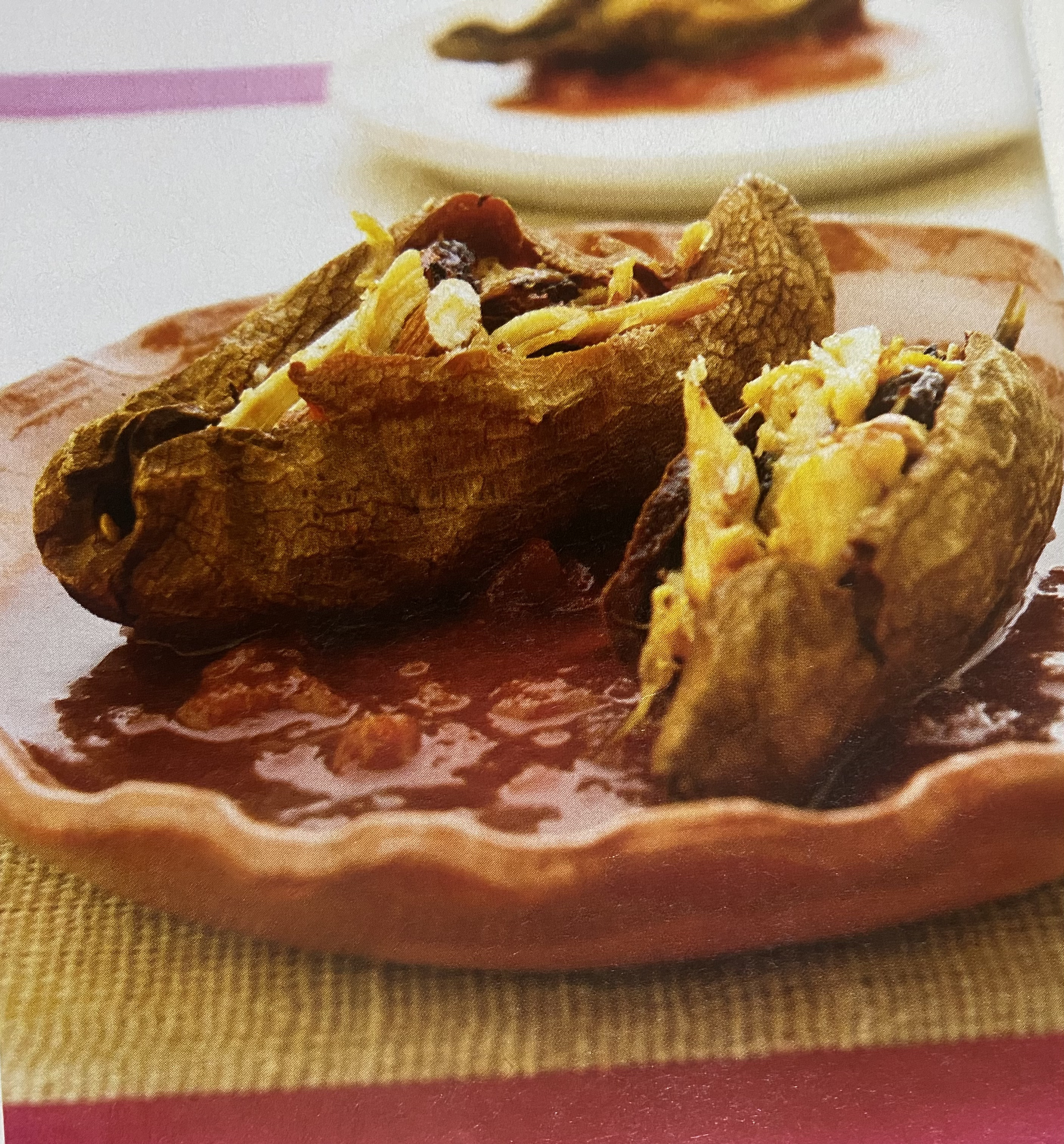 Chipotles rellenos de pollo con almendras y pasas