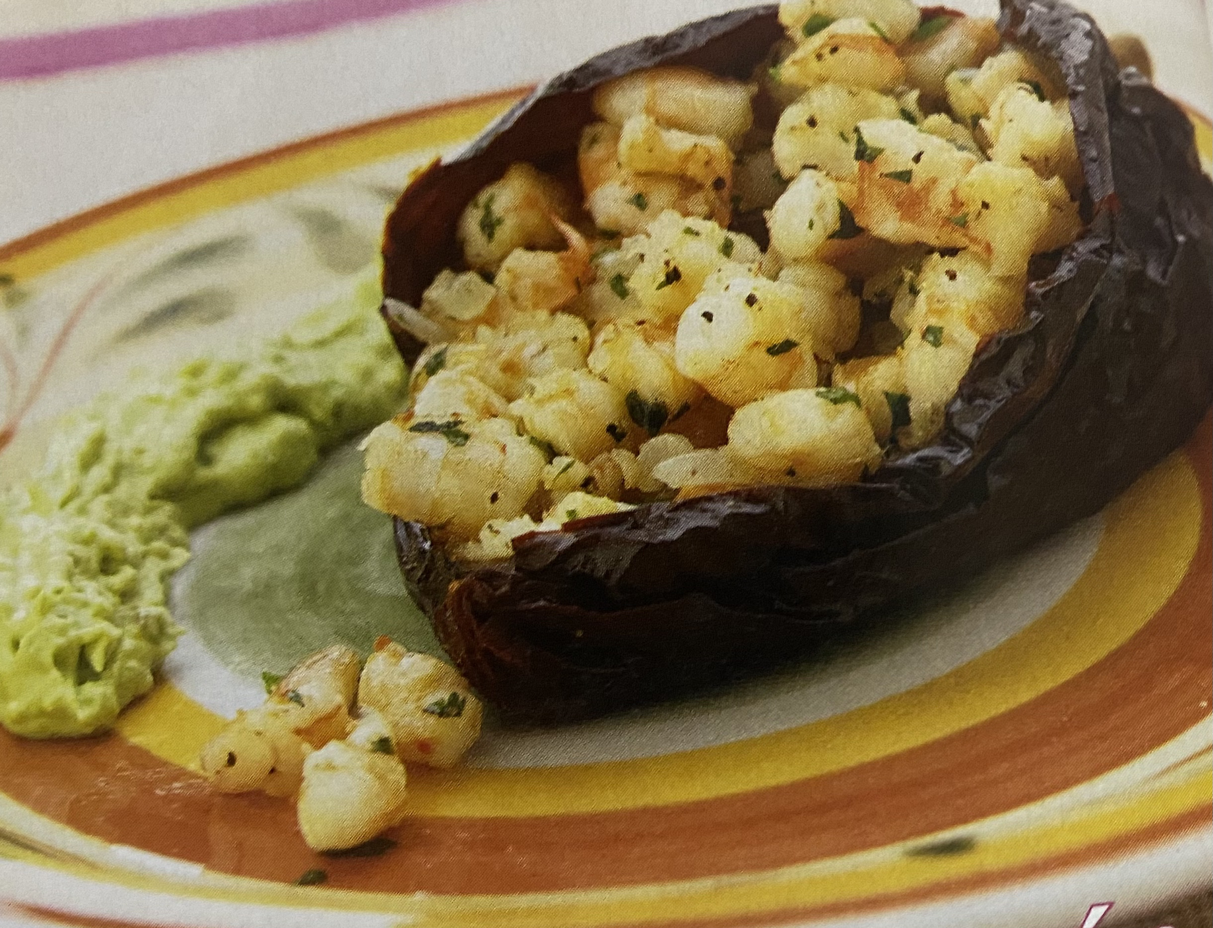 Chiles con camarón y salsa de aguacate