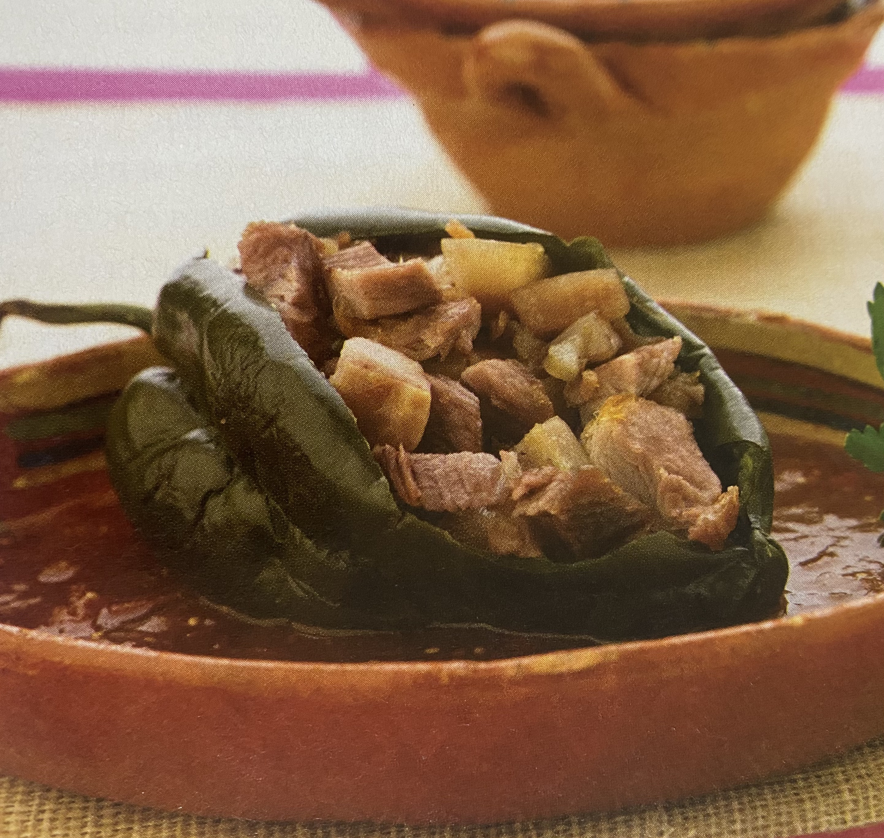 Poblanos rellenos de carnitas