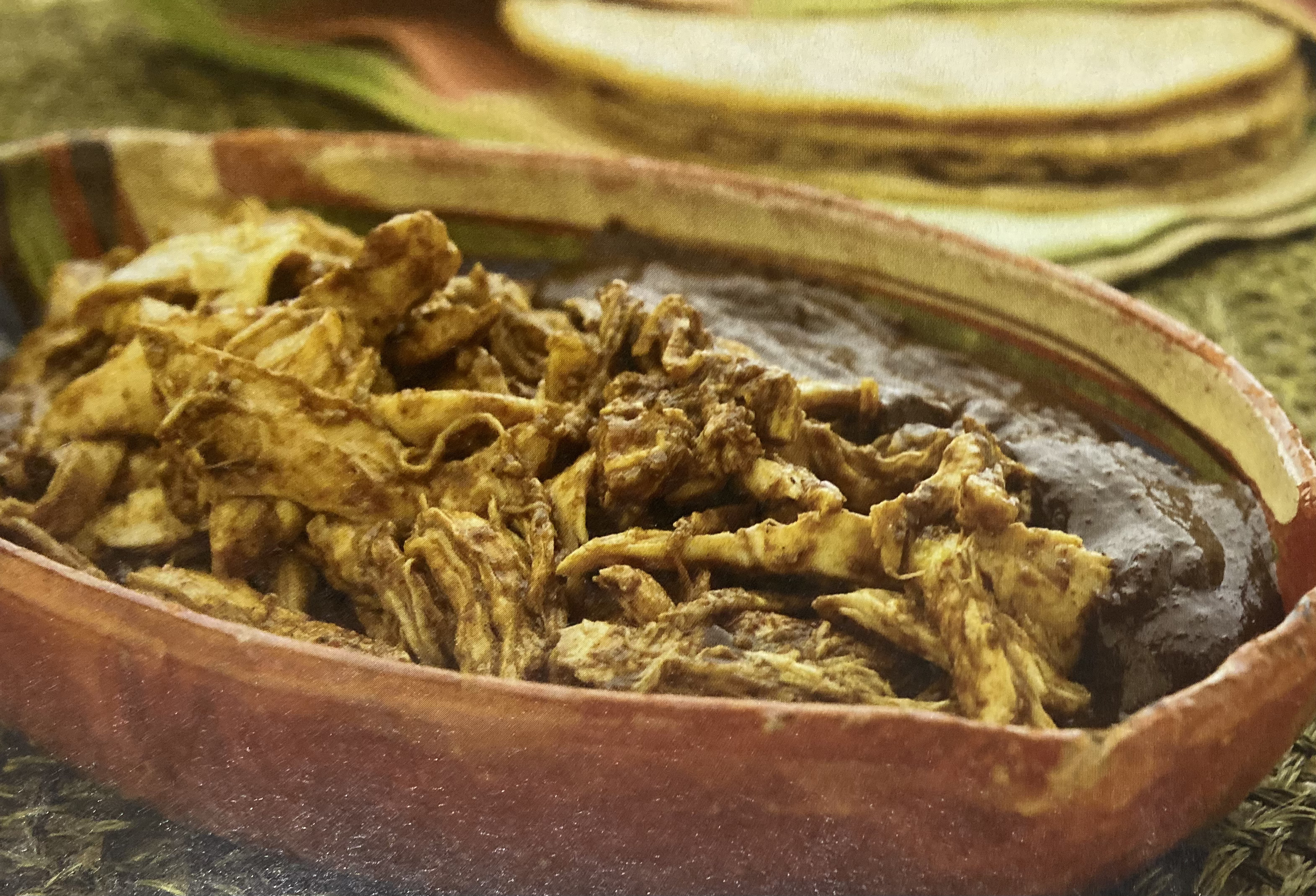 Pollo en mole rojo almendrado