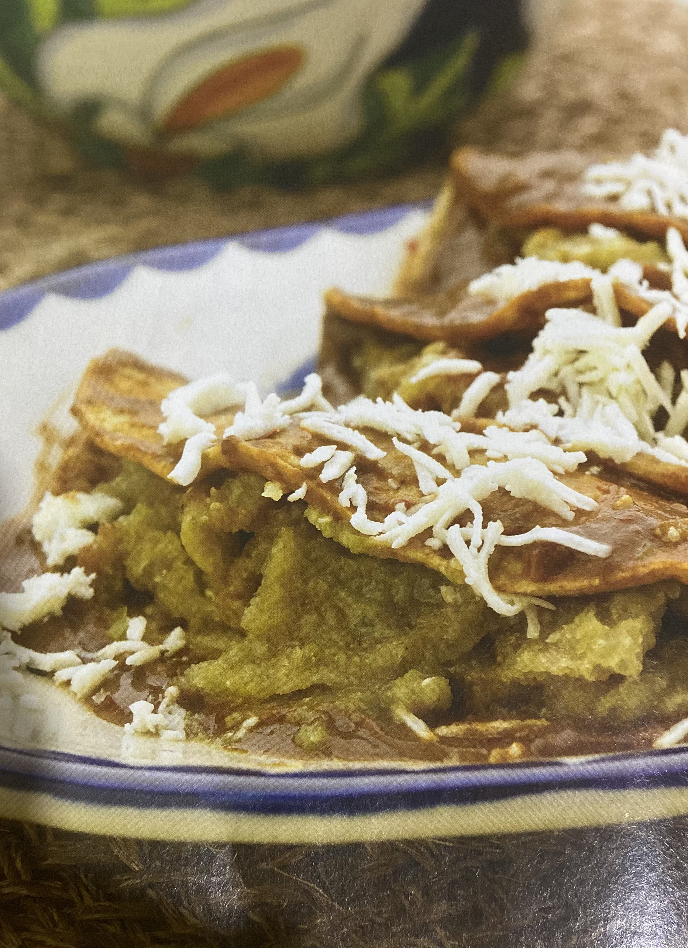 Enfrijoladas de chicharrón en salsa verde