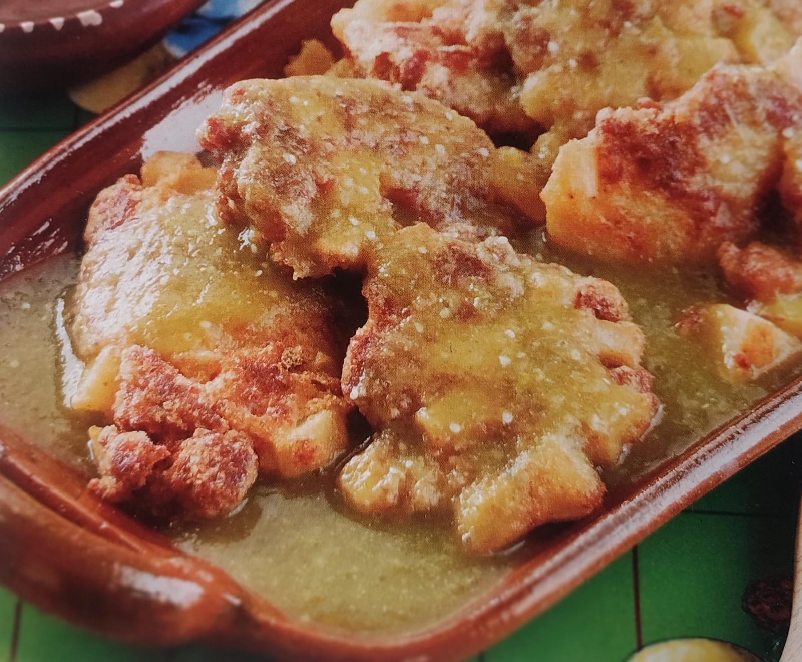 Tortitas de longaniza en salsa verde 	