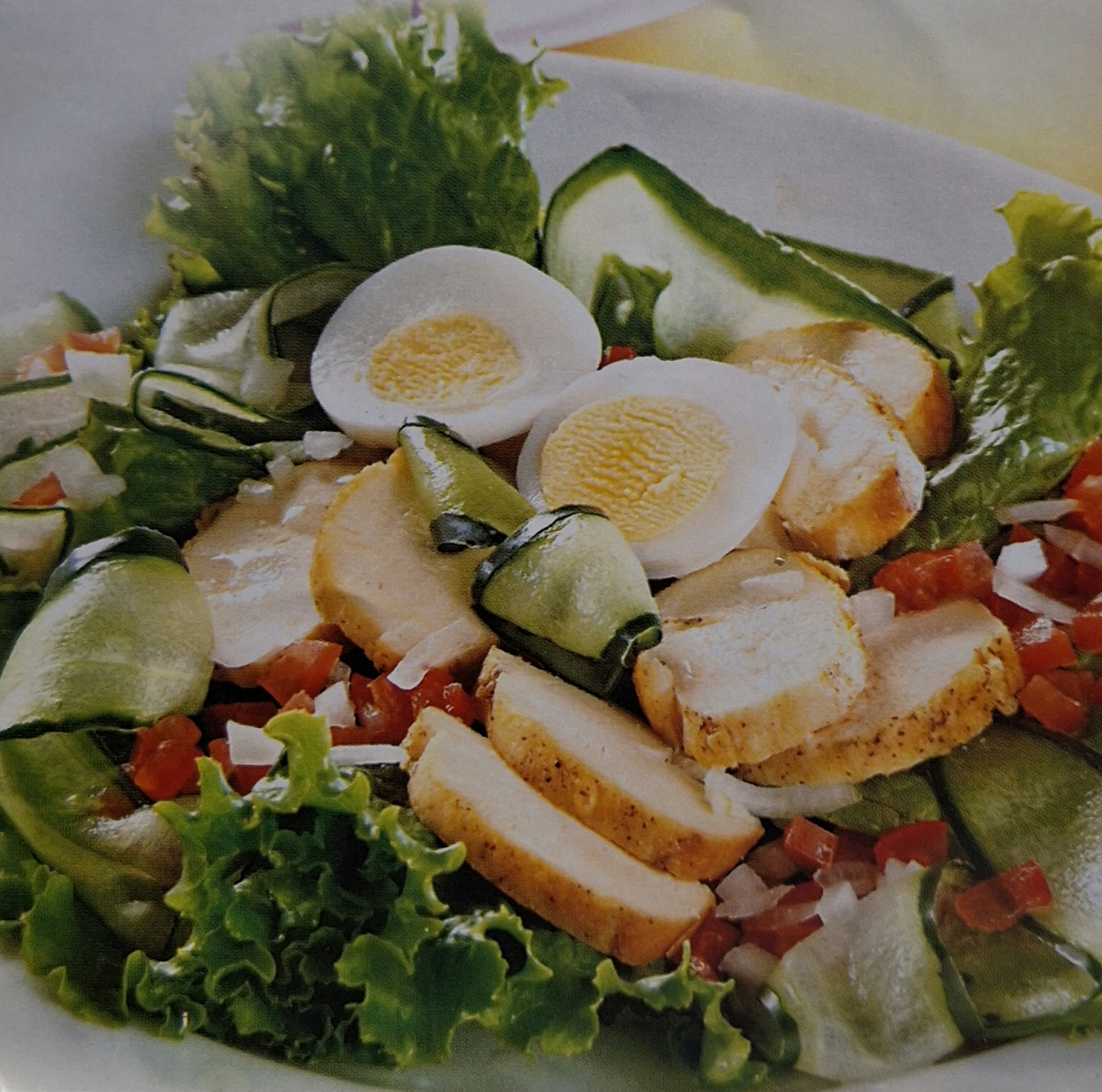 Pollo mixto en ensalada 	