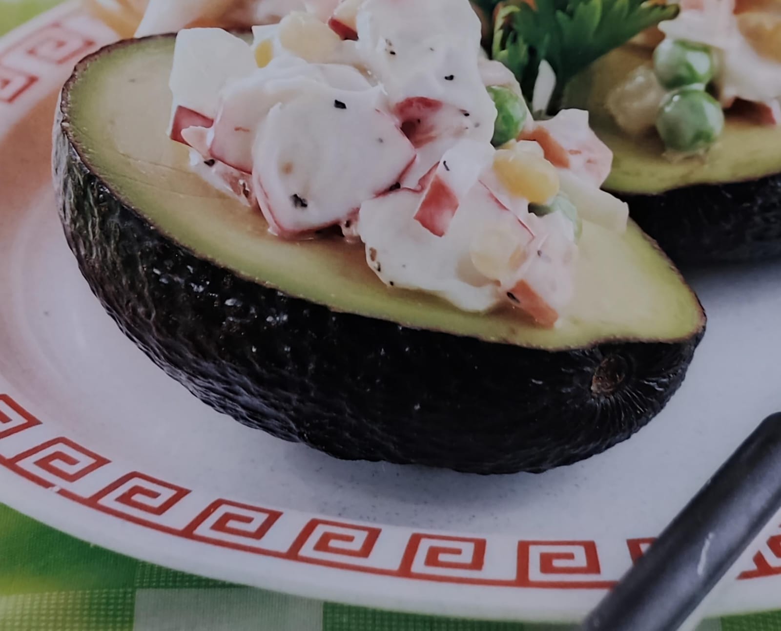 Aguacates rellenos de surimi 