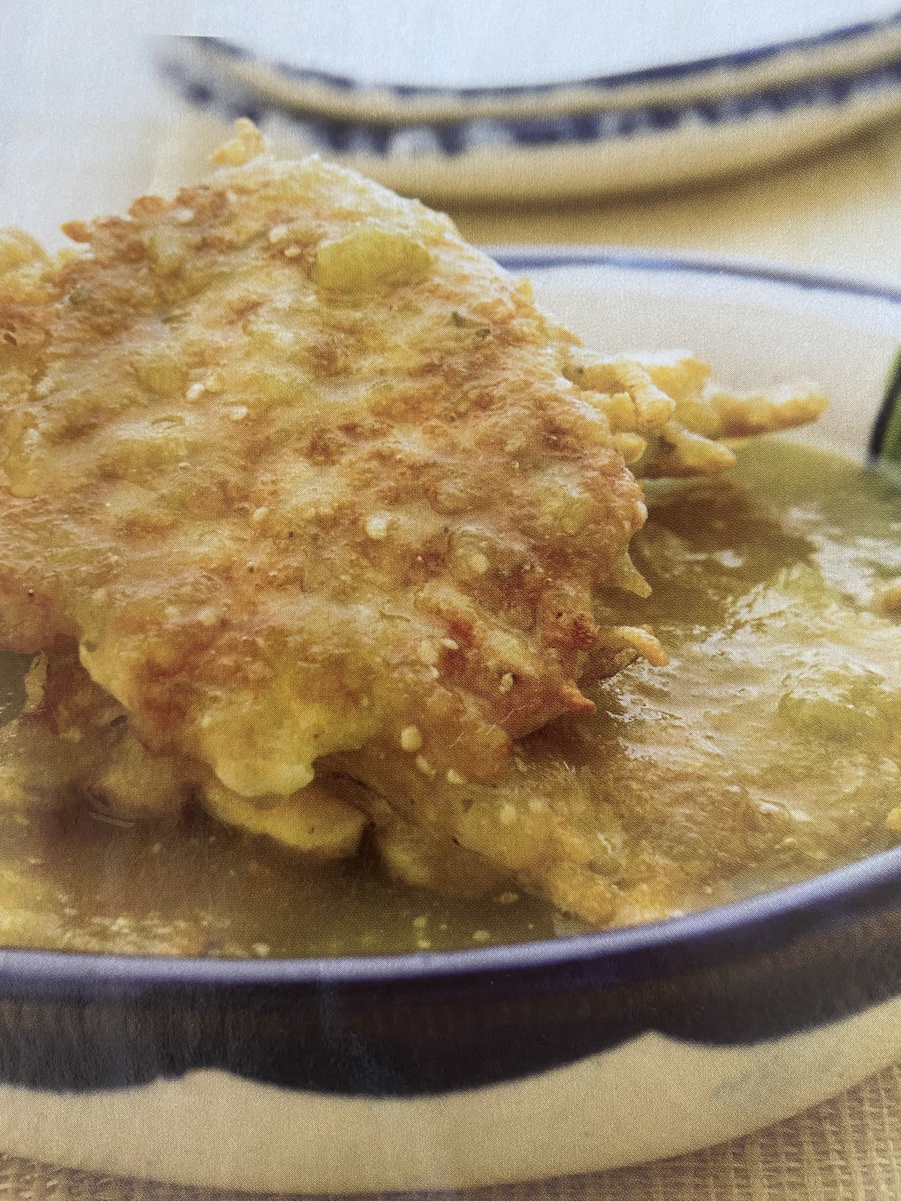 Tortitas de tortilla en salsa verde
