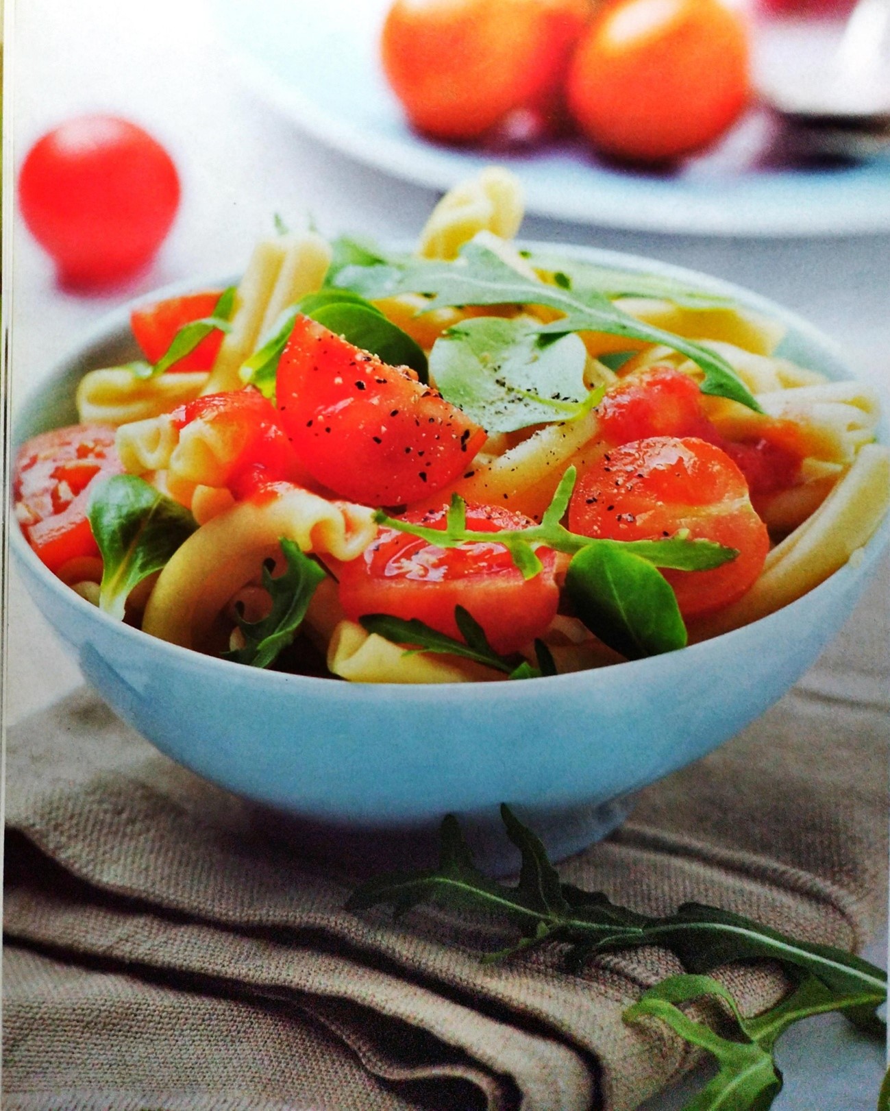 Ensalada fresca con arúgula tomates y espinacas.