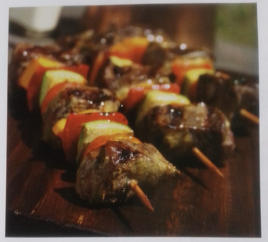 Brocheta de lomo con vegetales