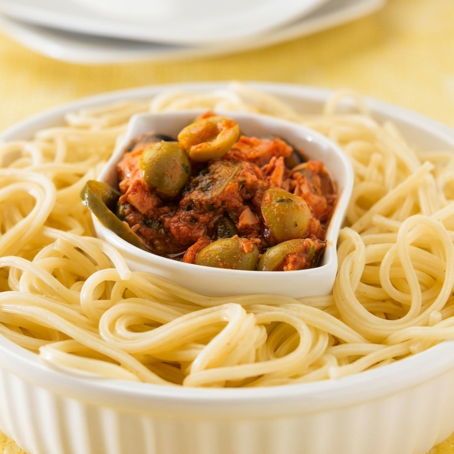 Espagueti con atún guisado