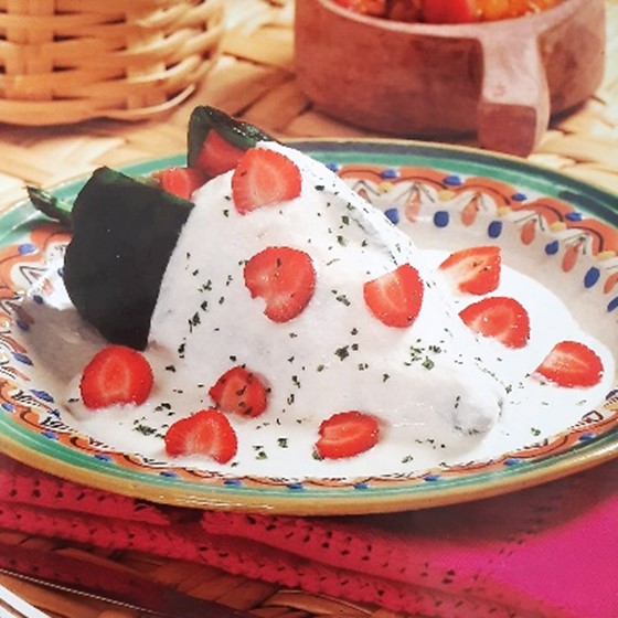 Chiles en nogada con fresas