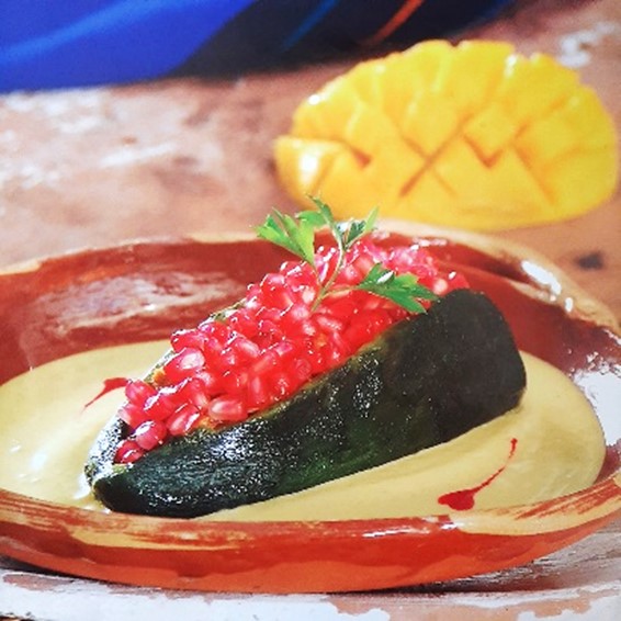 Chiles en nogada con mango manila