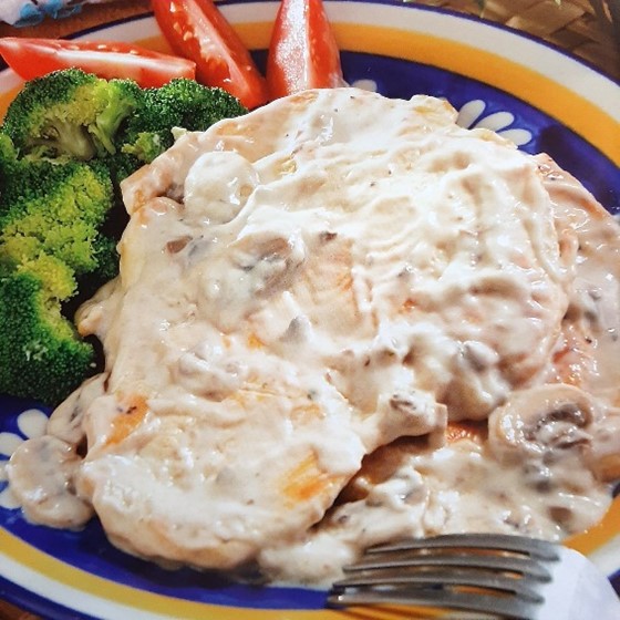 Pollo con crema de champiñones
