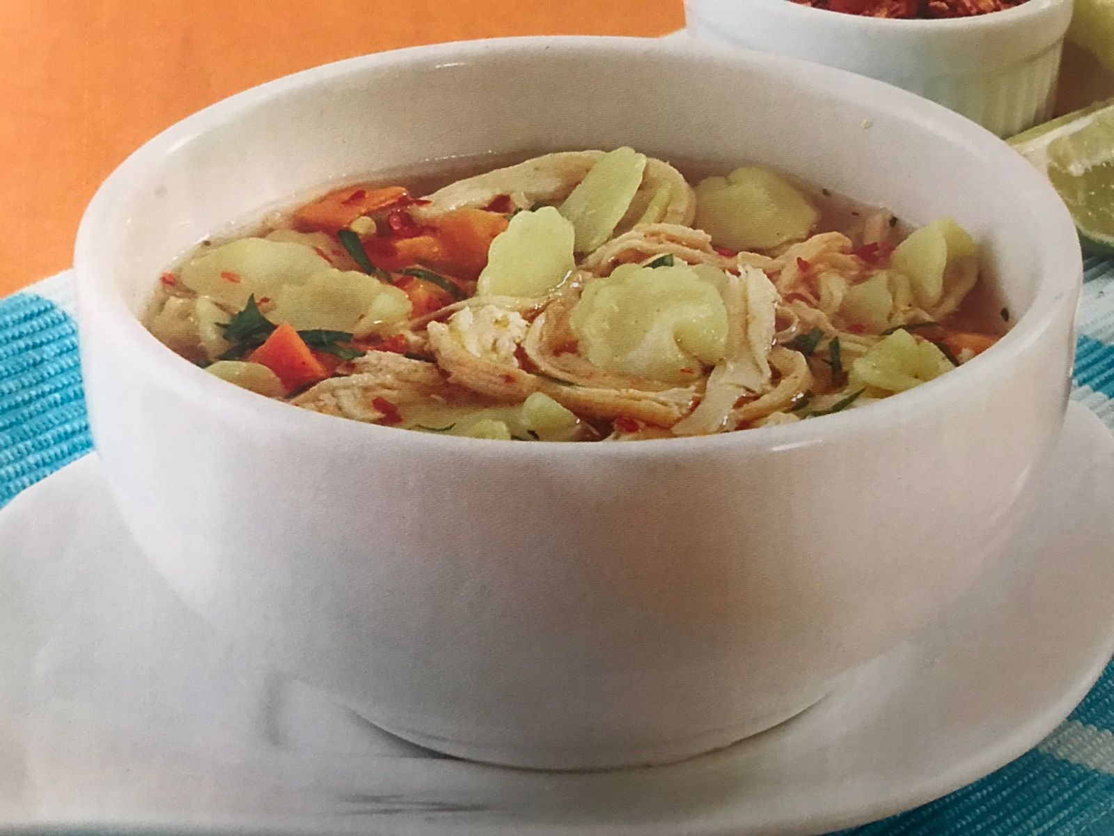 Consomé de pollo con pasta