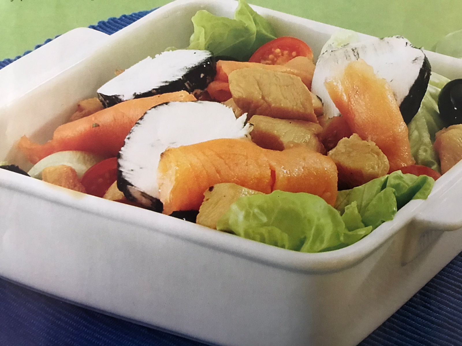 Ensalada con pollo, salmón y queso de cabra