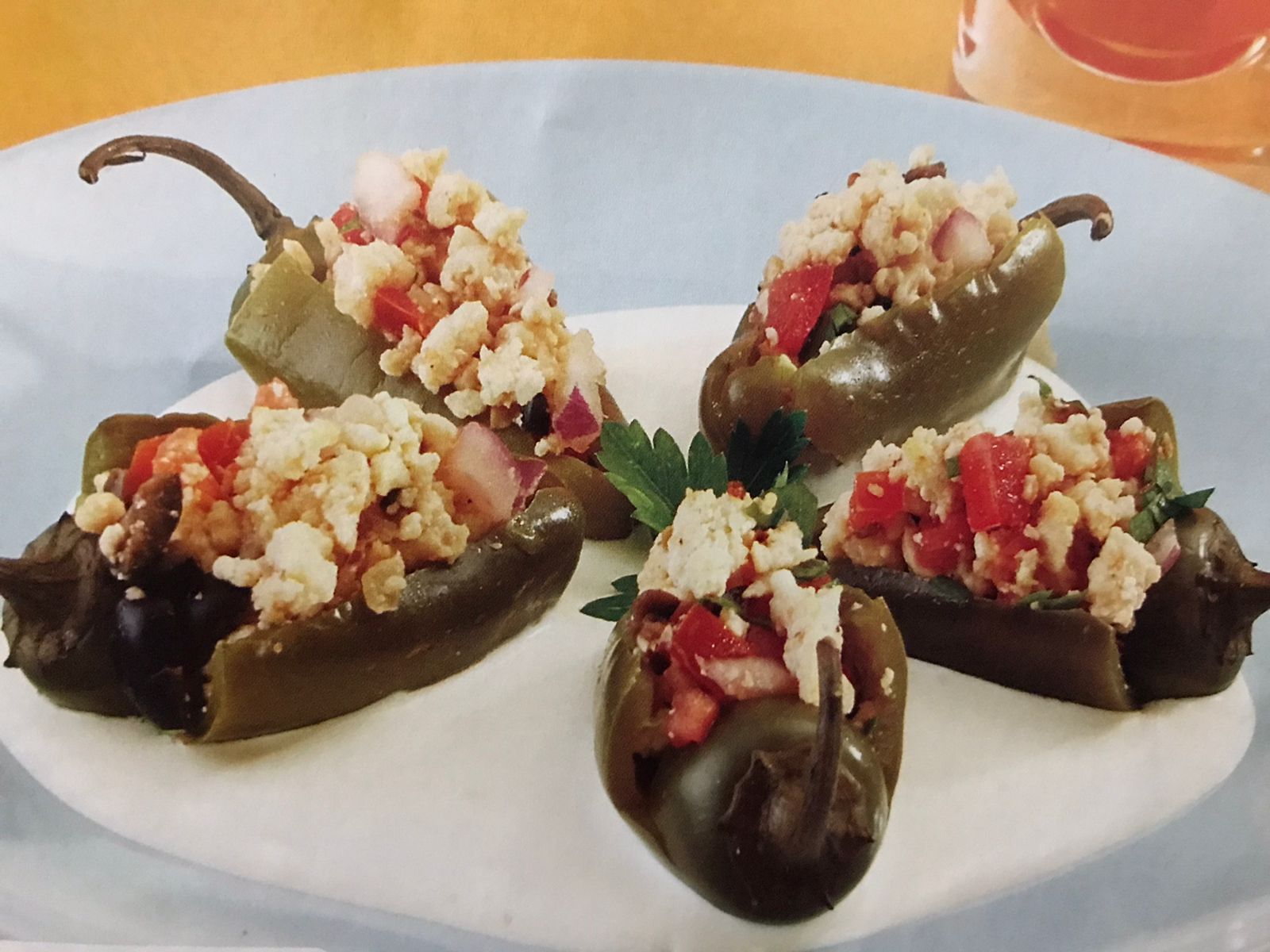 Chiles jalapeños rellenos de minilla de pollo