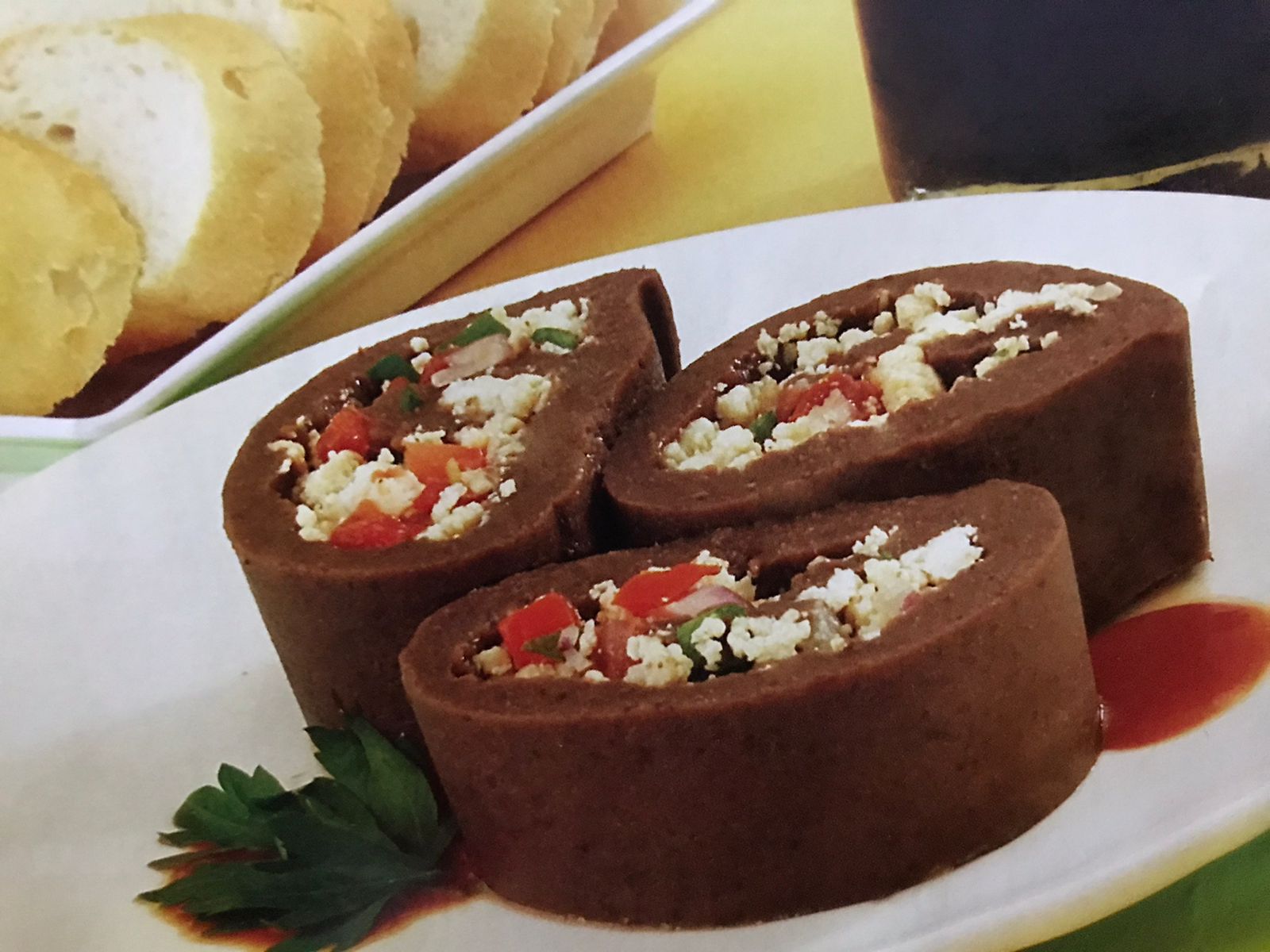 Rollo de frijol relleno de molida