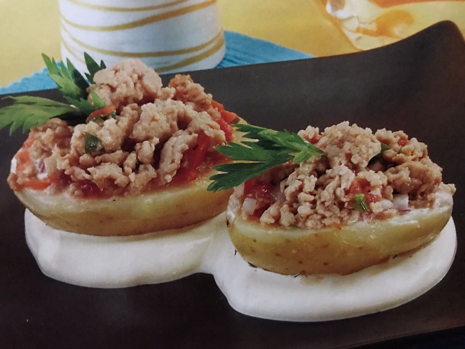 Papa horneada rellena de molida con crema