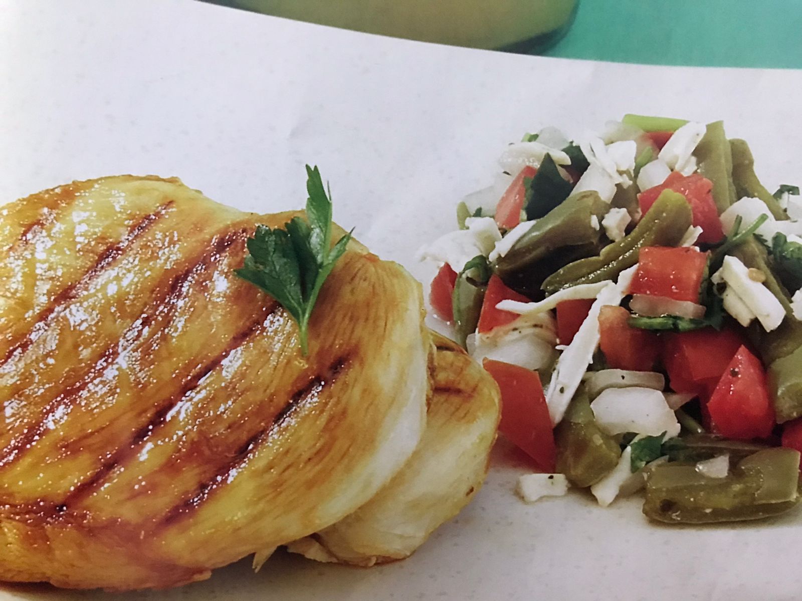 Pollo al ajo y limón con pico de gallo