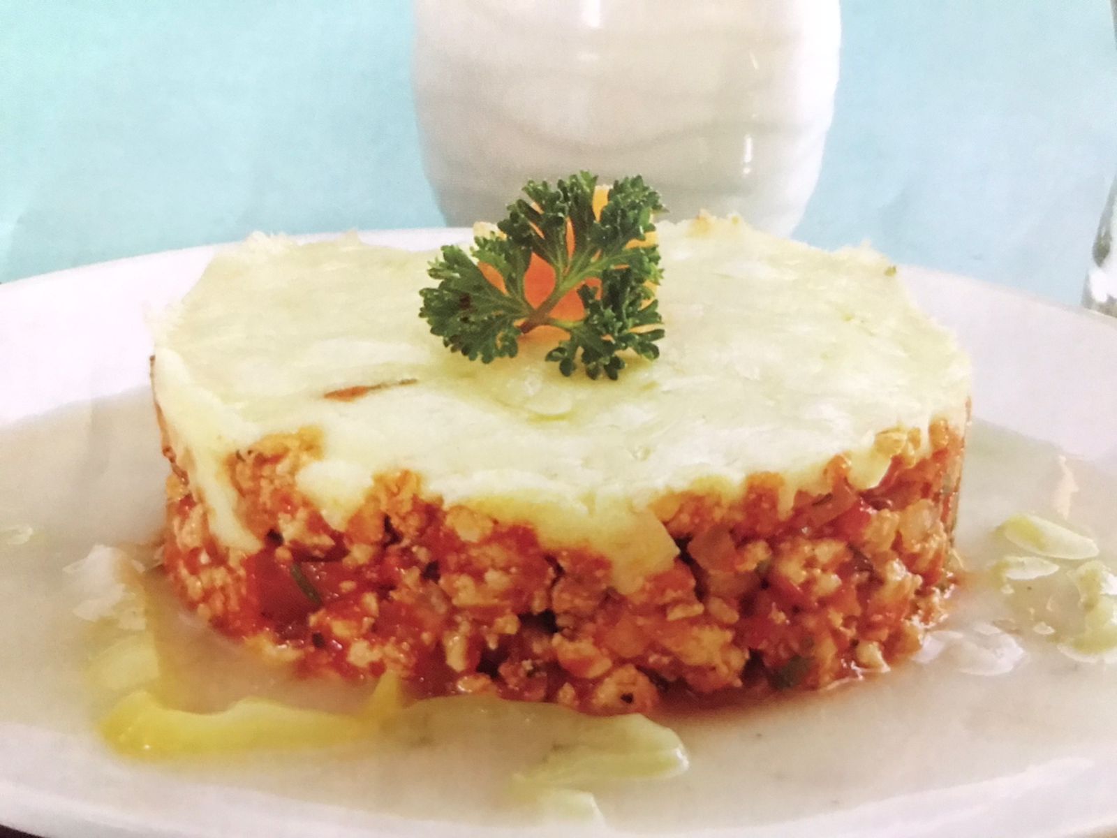 Timbal de pollo y queso con salsa de chiles güeros