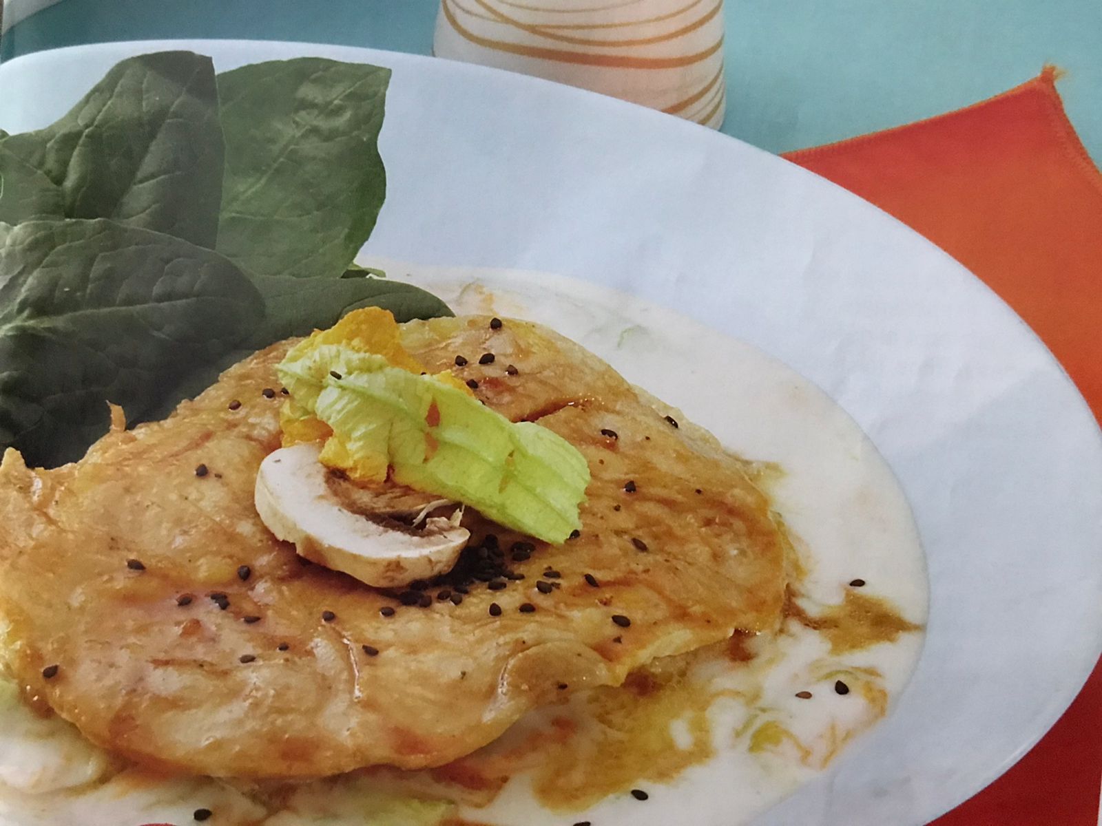 Bistec de pollo con salsa de flor de calabaza