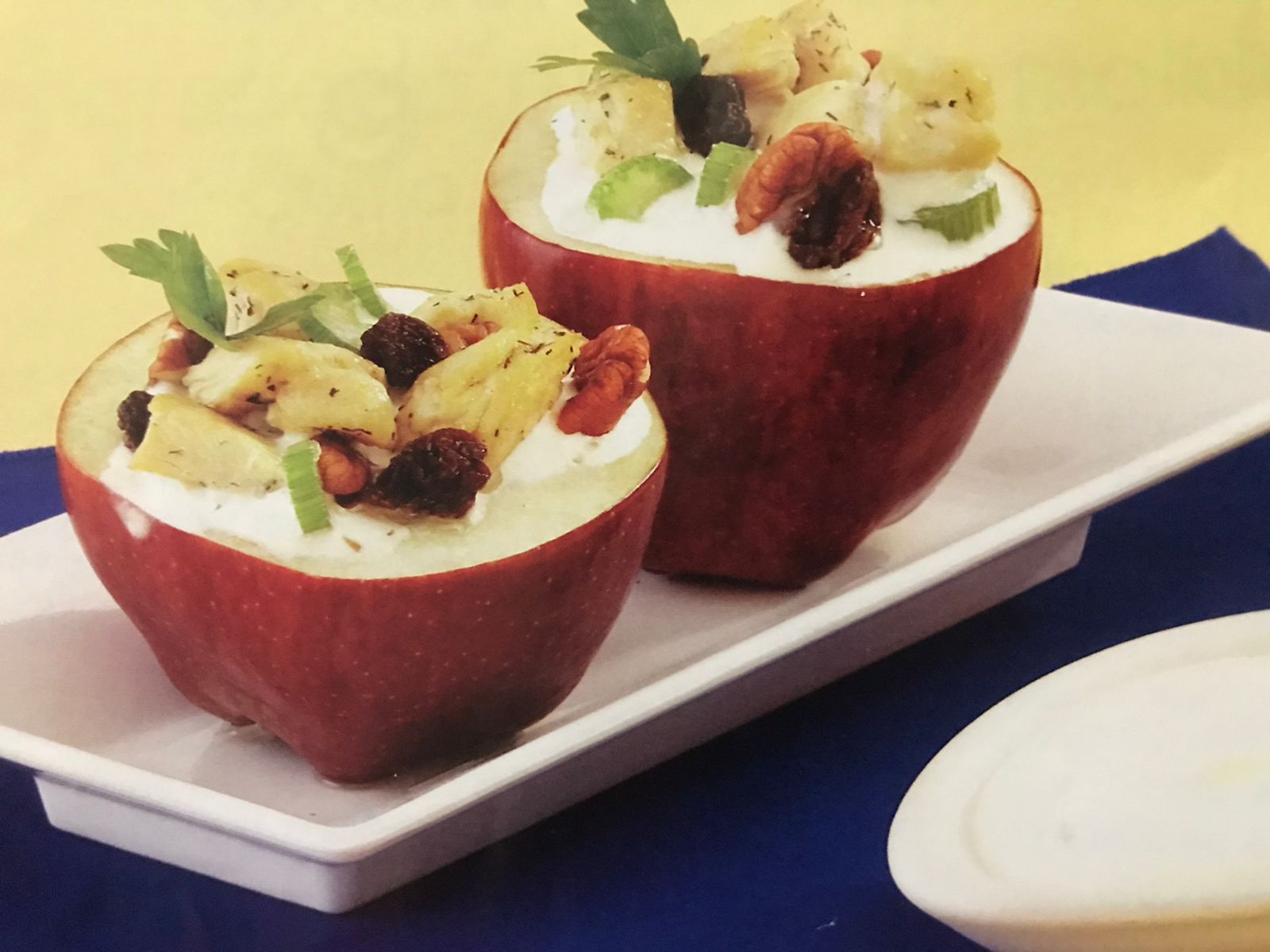 Manzanas rellenas de ensalada de pollo