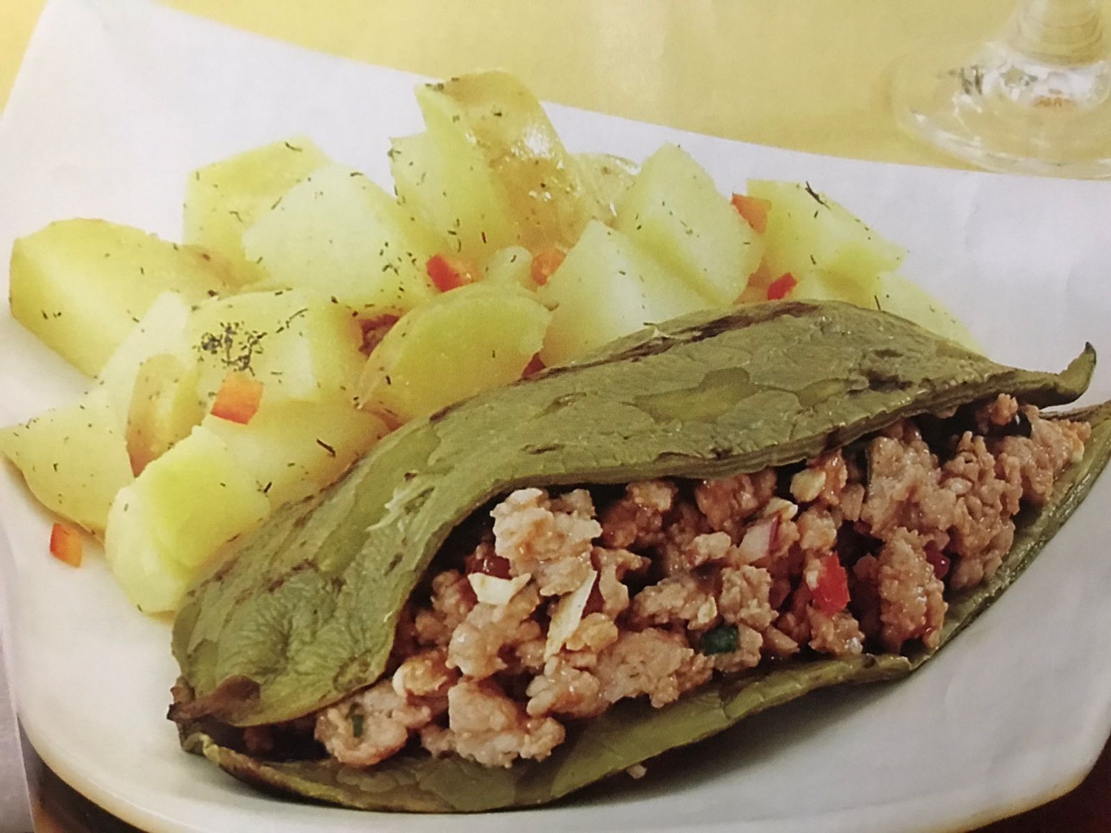 Nopal relleno de picadillo de pollo
