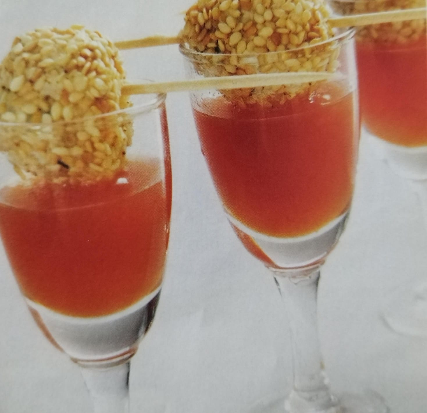Canicas de arroz con shot de jitomate picante
