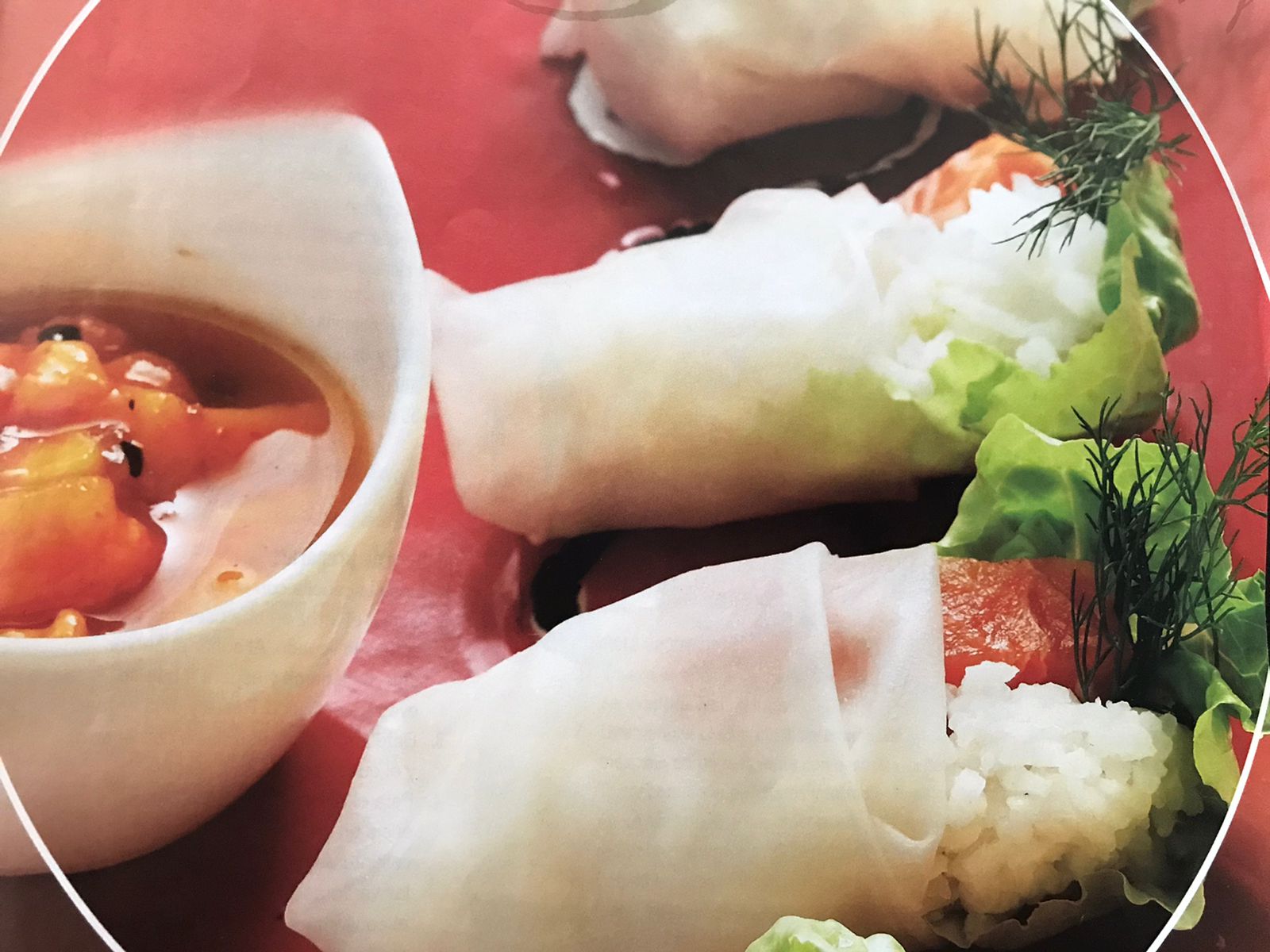 Rollitos de hojas de arroz con salmón. 