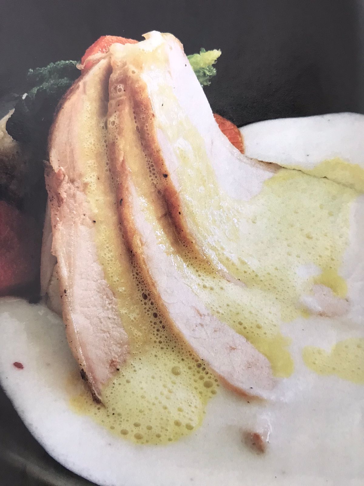 Lomo en salsa de arroz y aire de curry 