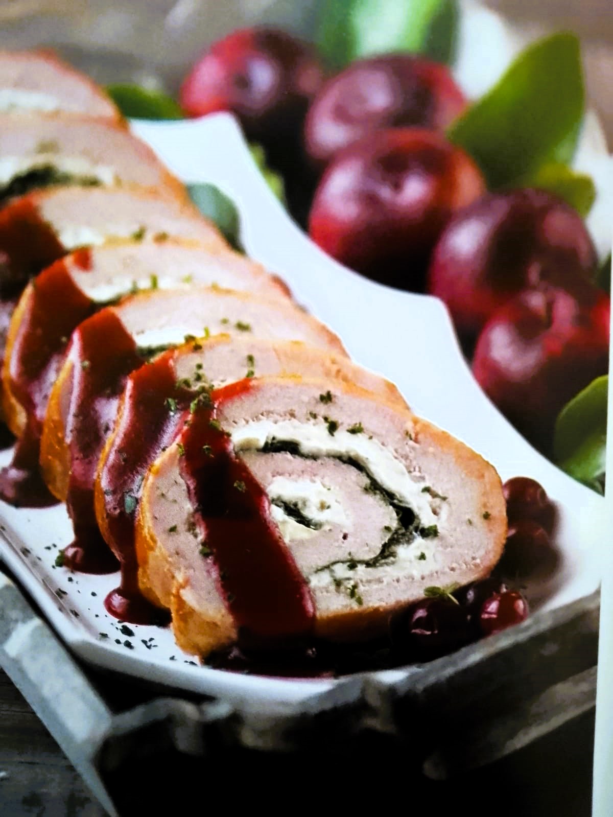 Lomo relleno de espinacas en salsa de arándanos.