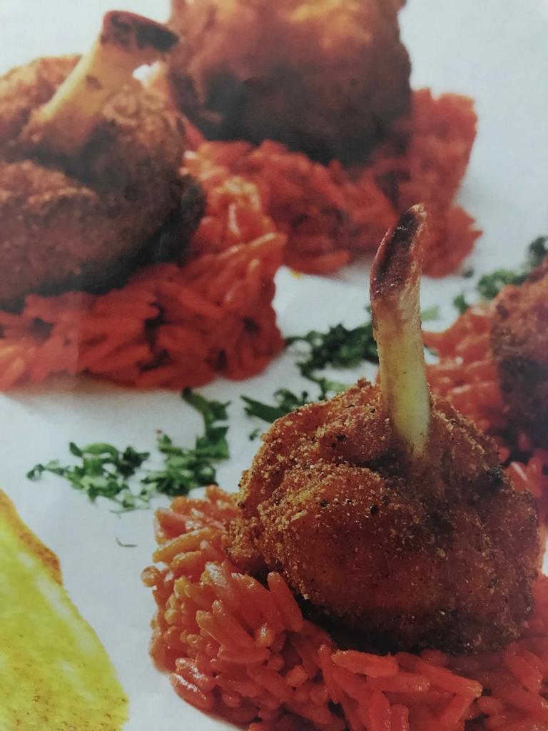 Arroz a los chiles secos con alitas de pollo rostizadas