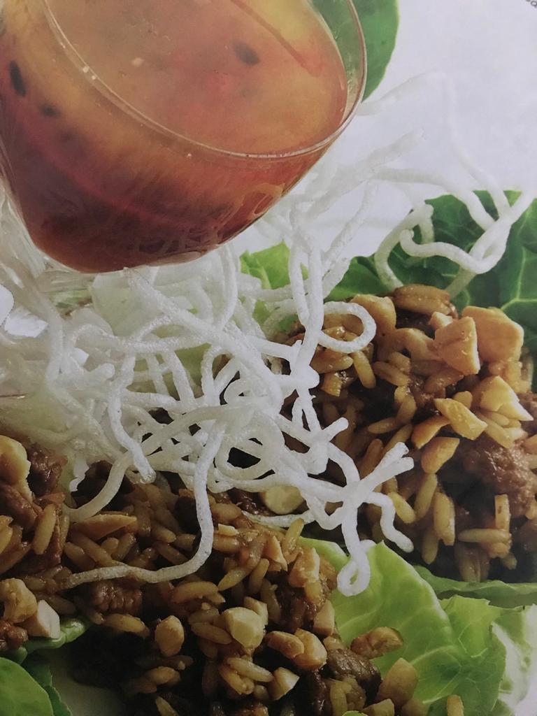 Taquitos de lechuga con arroz y carne