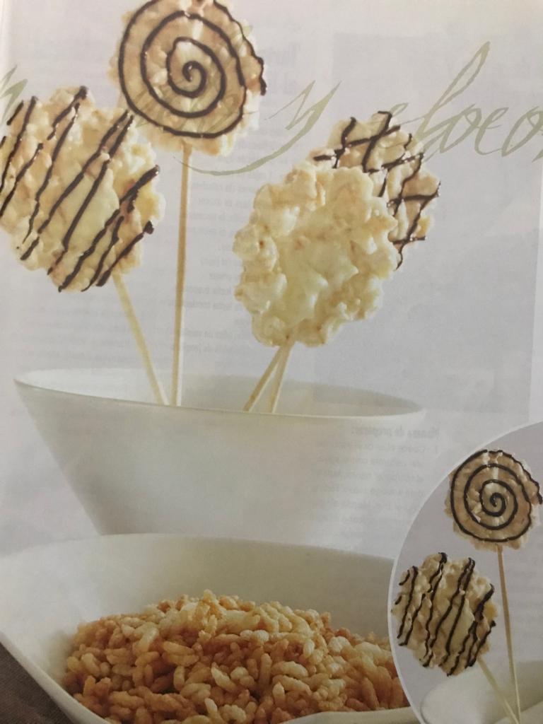 Paletas de arroz inflado y chocolate