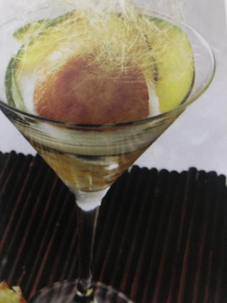 Bolas de arroz y mango en leche de coco