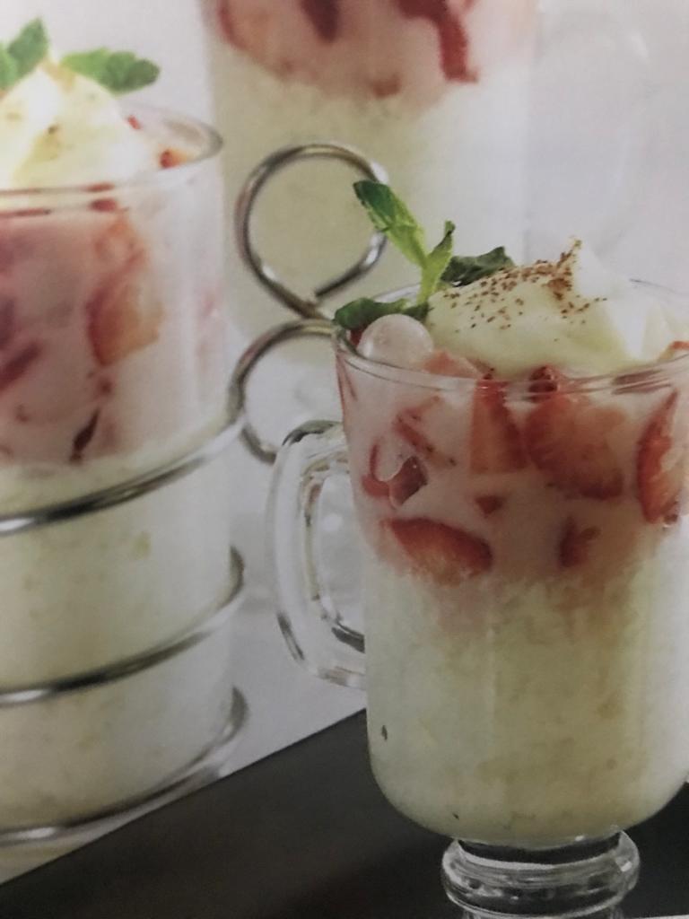 Capuchino de arroz con fresa colada y espuma de coco