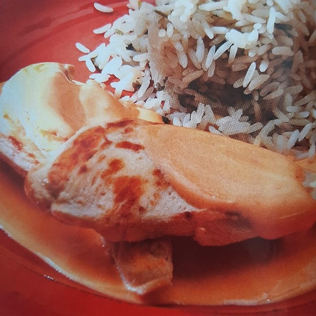 Pechugas de Pollo en Salsa de Queso Amarillo