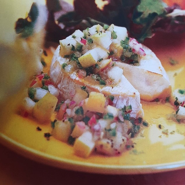 Rebanadas De Queso Con Pico De Gallo De Peras