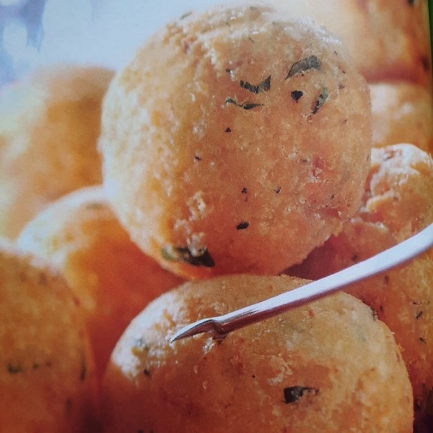 Bolitas fritas de pescado y papa