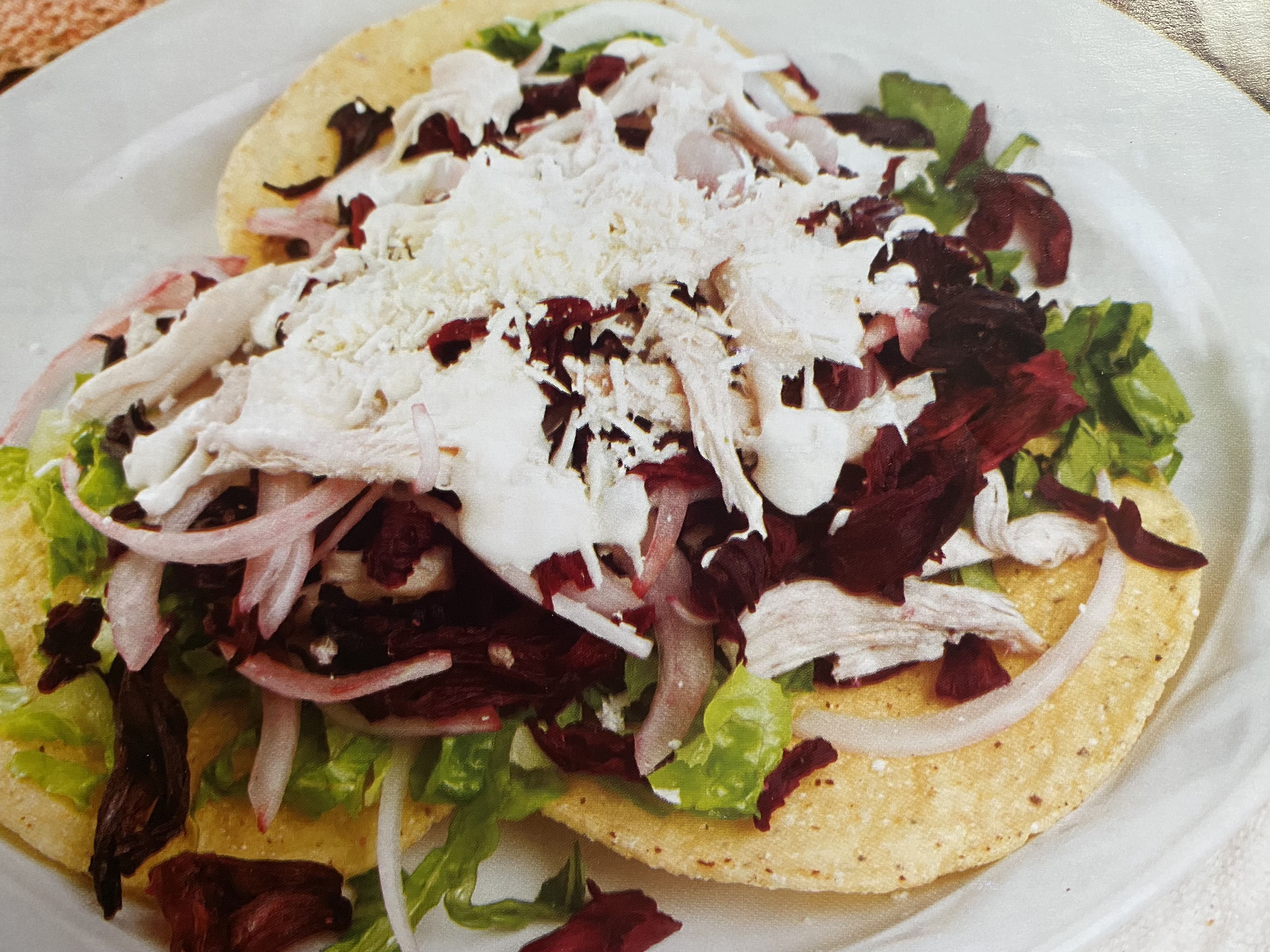 Tostadas de flor de jamaica con pollo y salsa borracha 