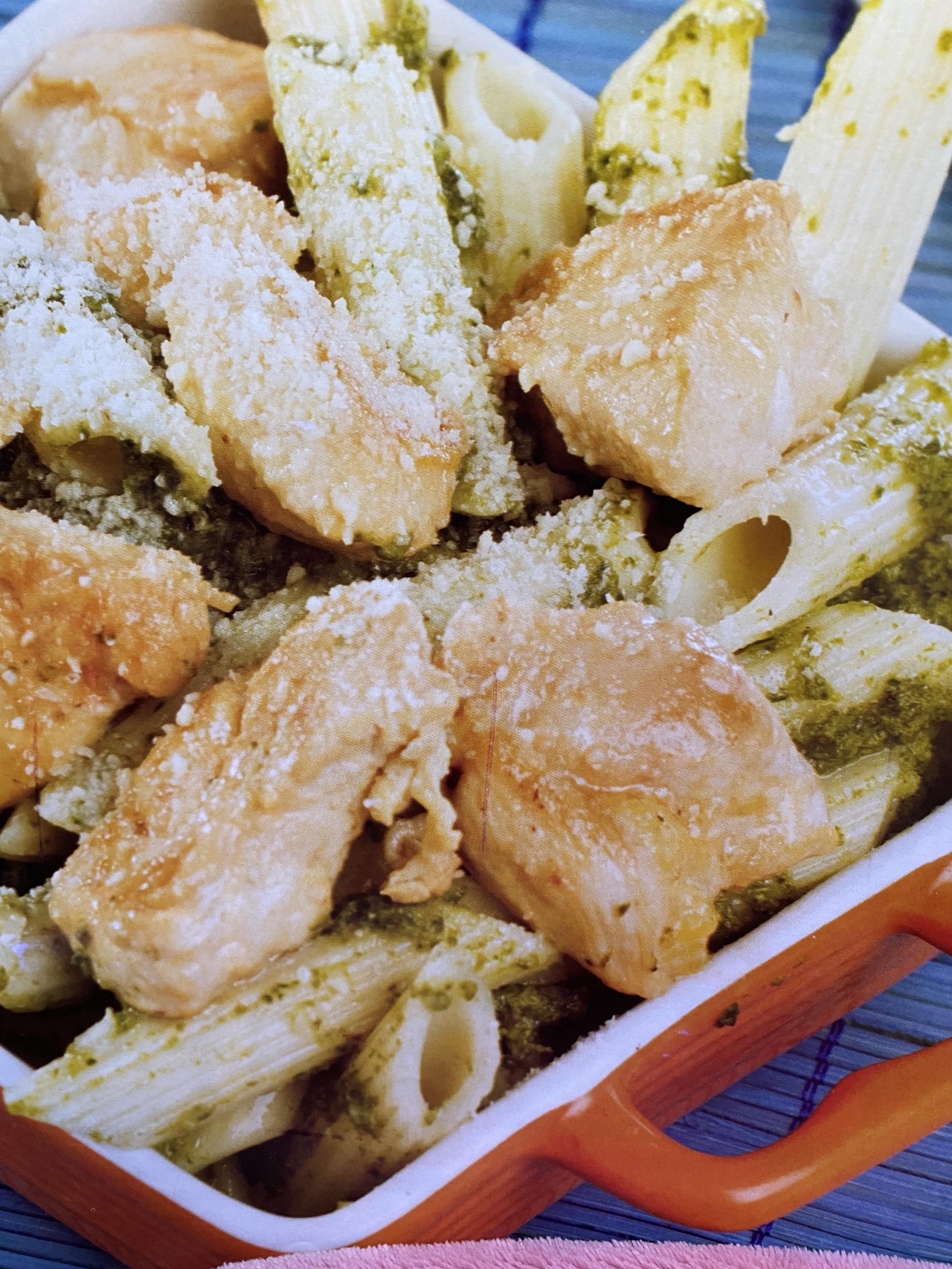 Pasta penne con salsa cremosa de espinaca con pollo 