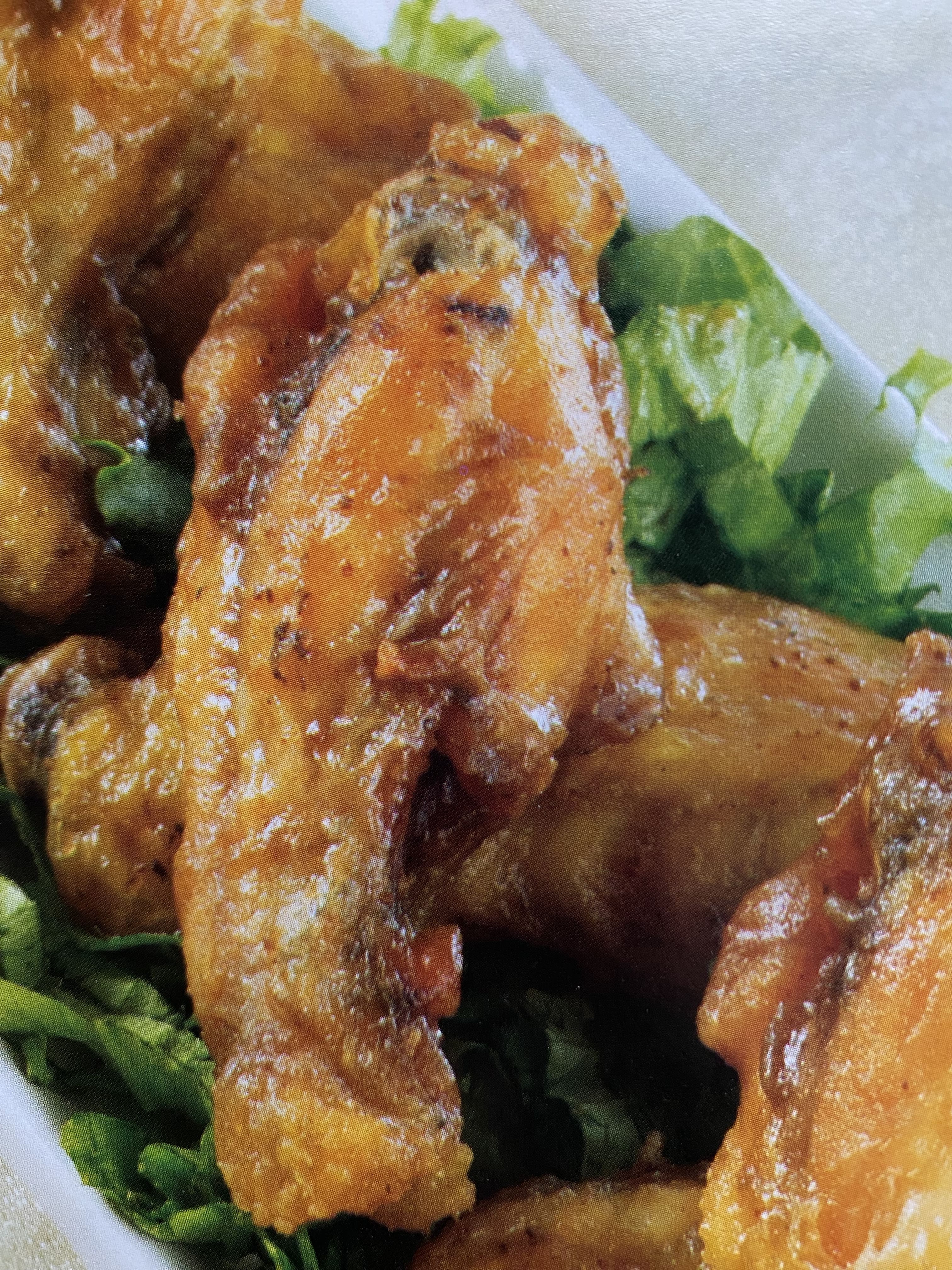 Alas rebozadas con aderezo de tamarindo-mango